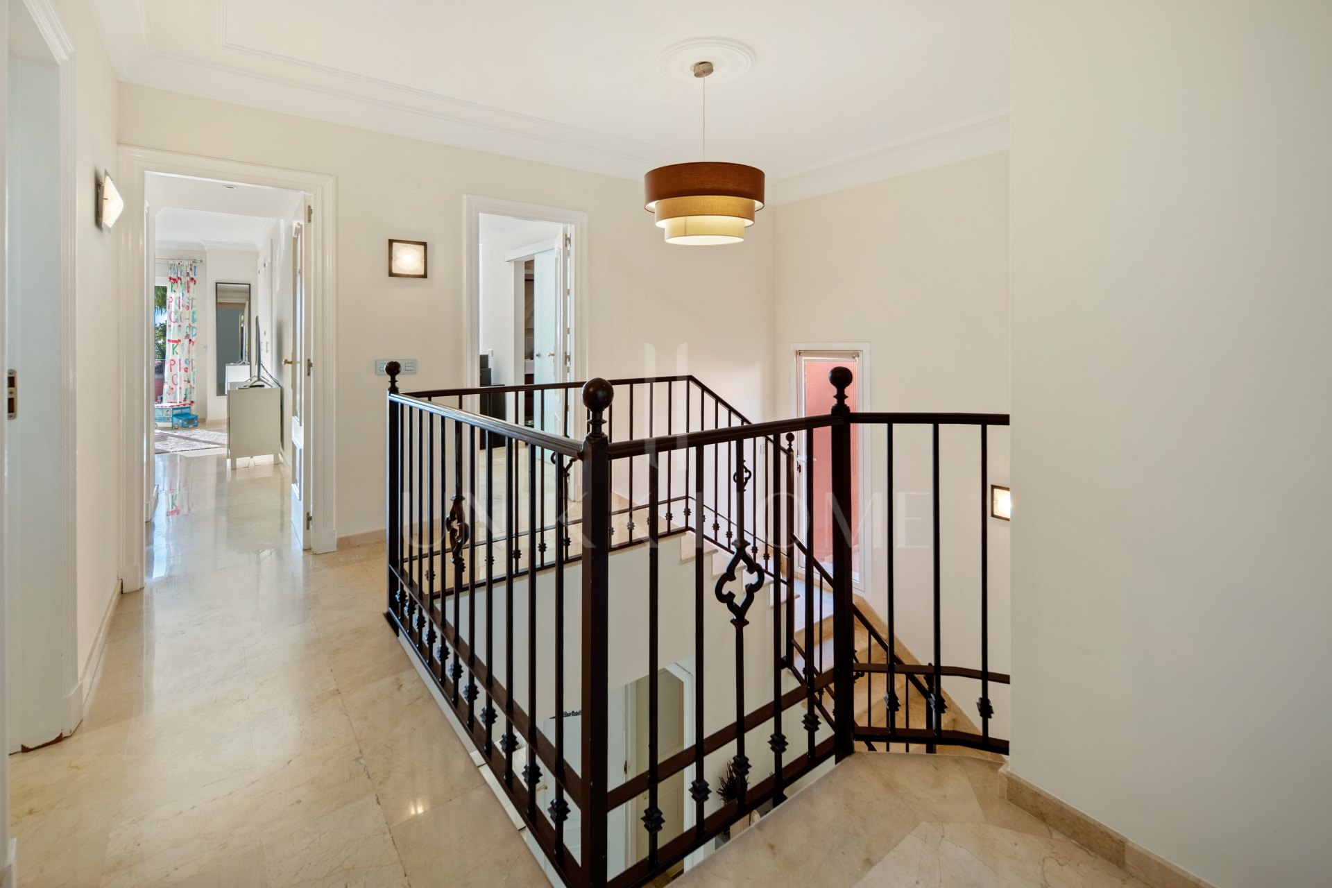Villa con apartamento independiente y despacho en la azotea junto a Puerto Banús