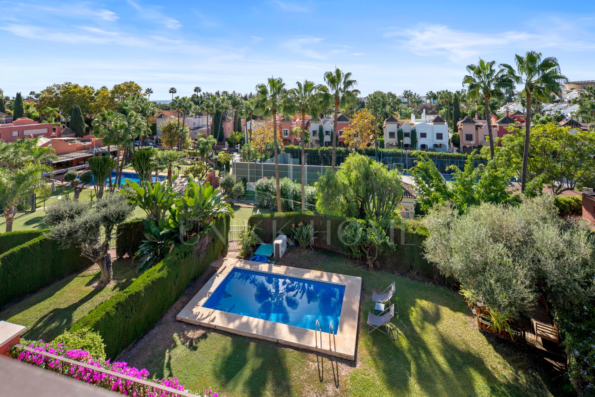 Villa con apartamento independiente y despacho en la azotea junto a Puerto Banús