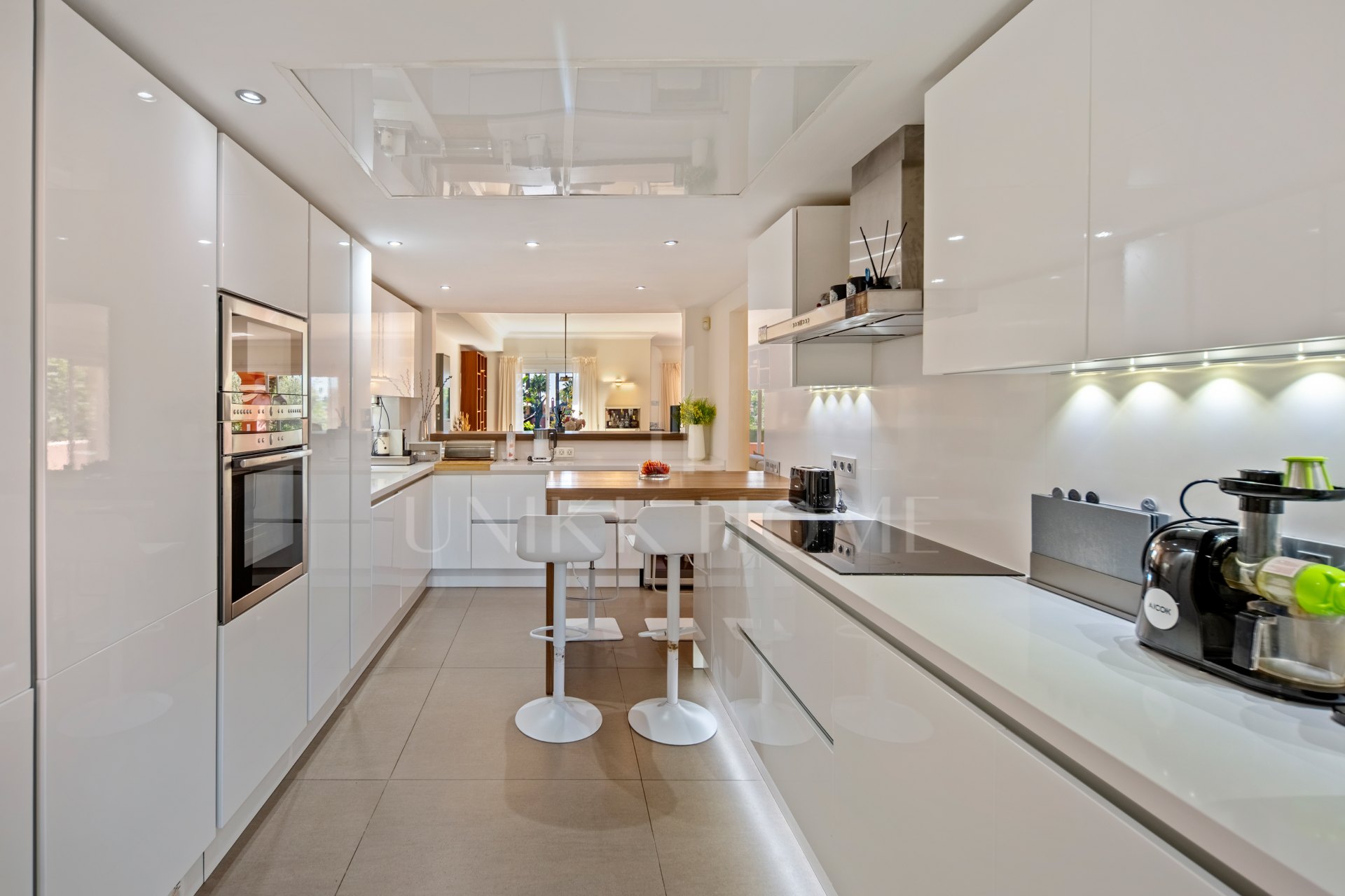 Villa con apartamento independiente y despacho en la azotea junto a Puerto Banús