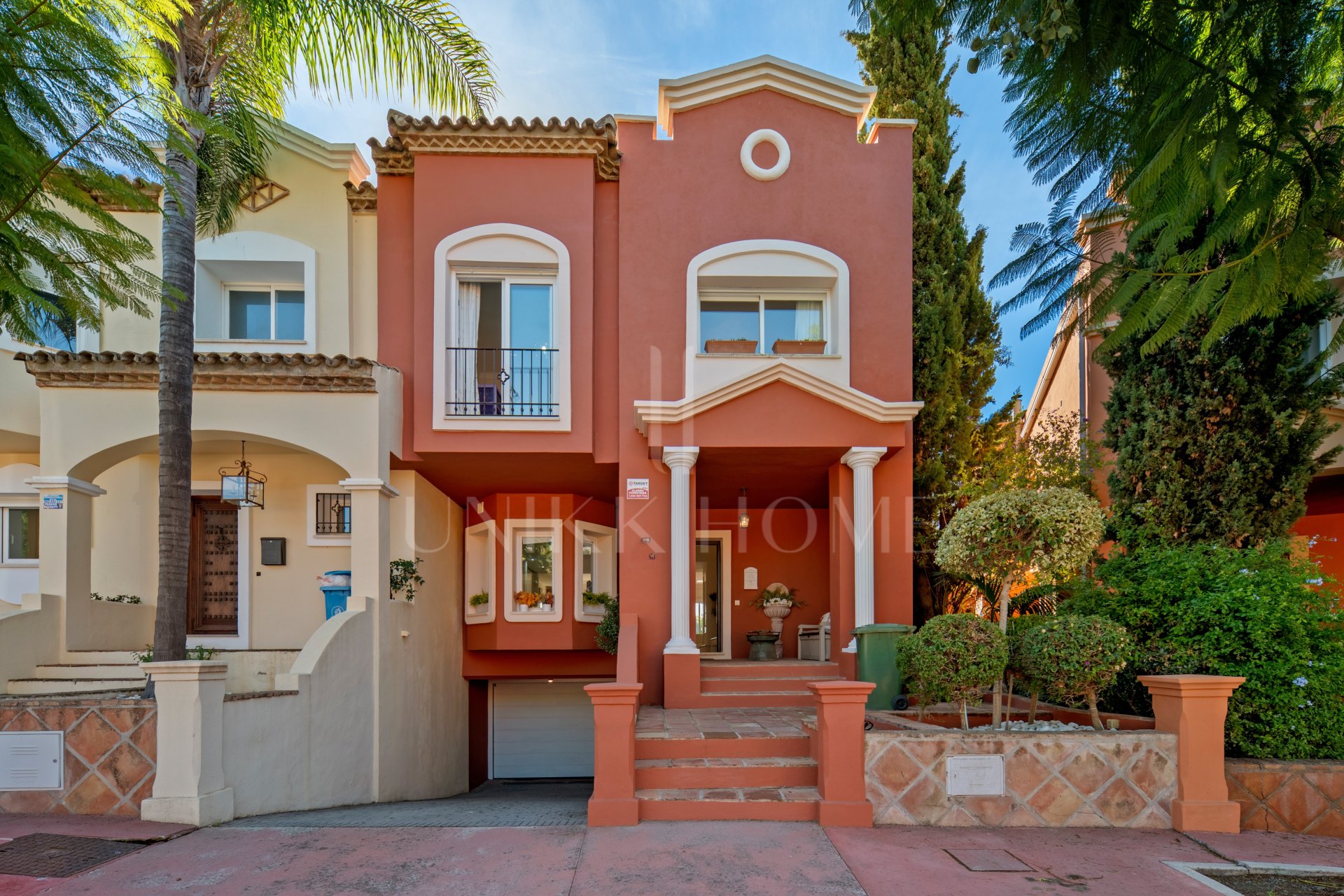 Villa con apartamento independiente y despacho en la azotea junto a Puerto Banús