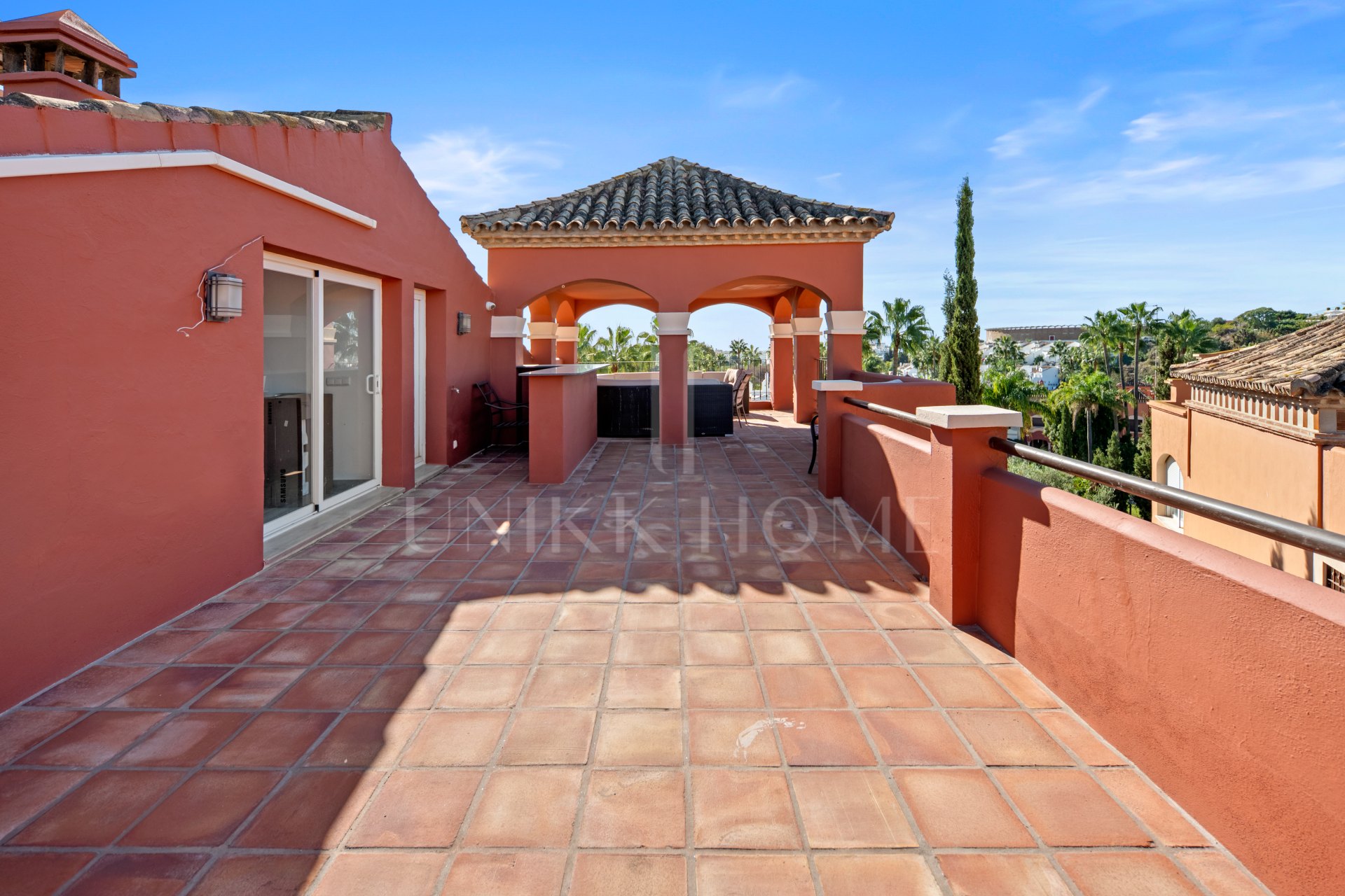 Villa con apartamento independiente y despacho en la azotea junto a Puerto Banús