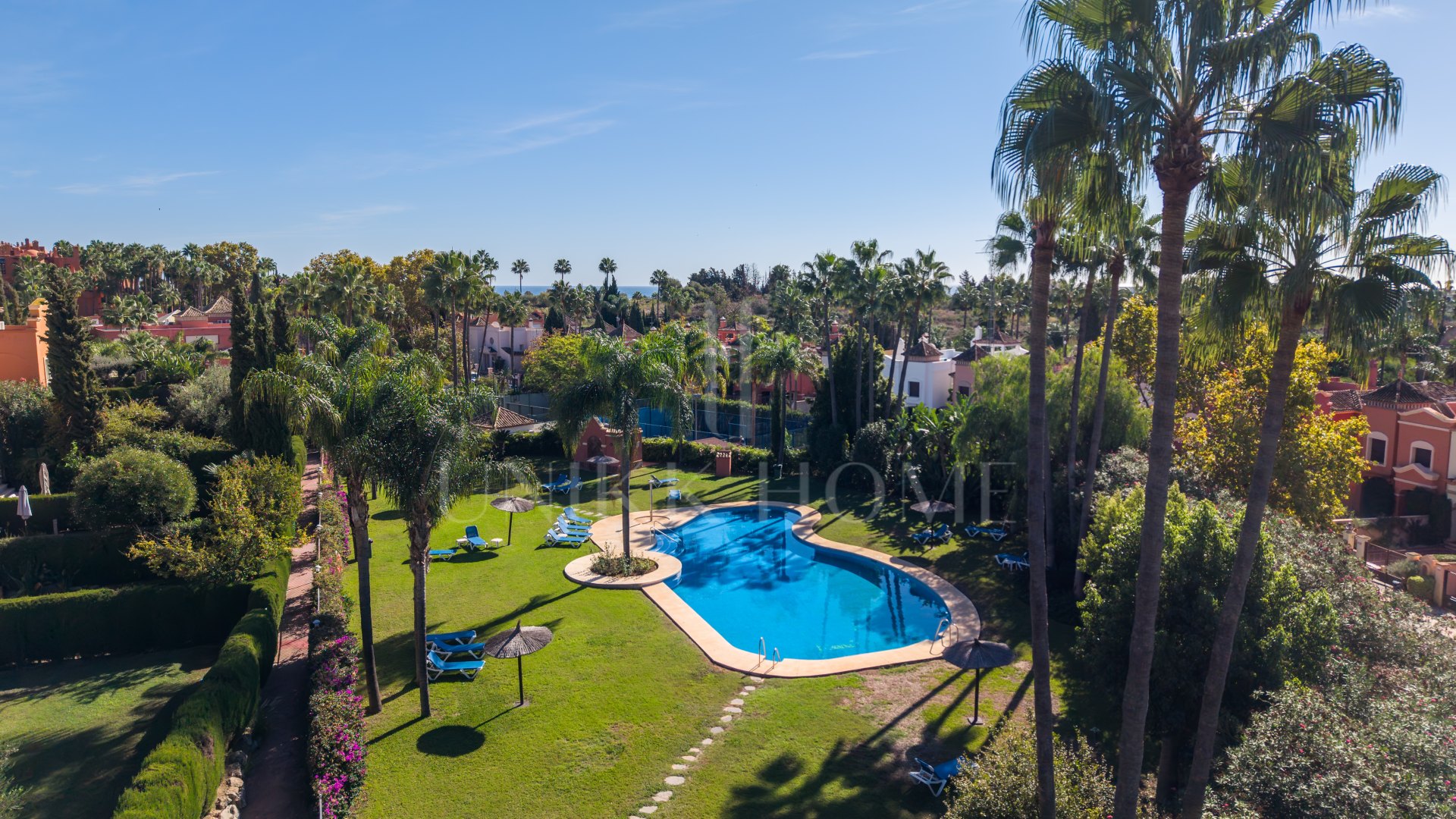 Villa con apartamento independiente y despacho en la azotea junto a Puerto Banús