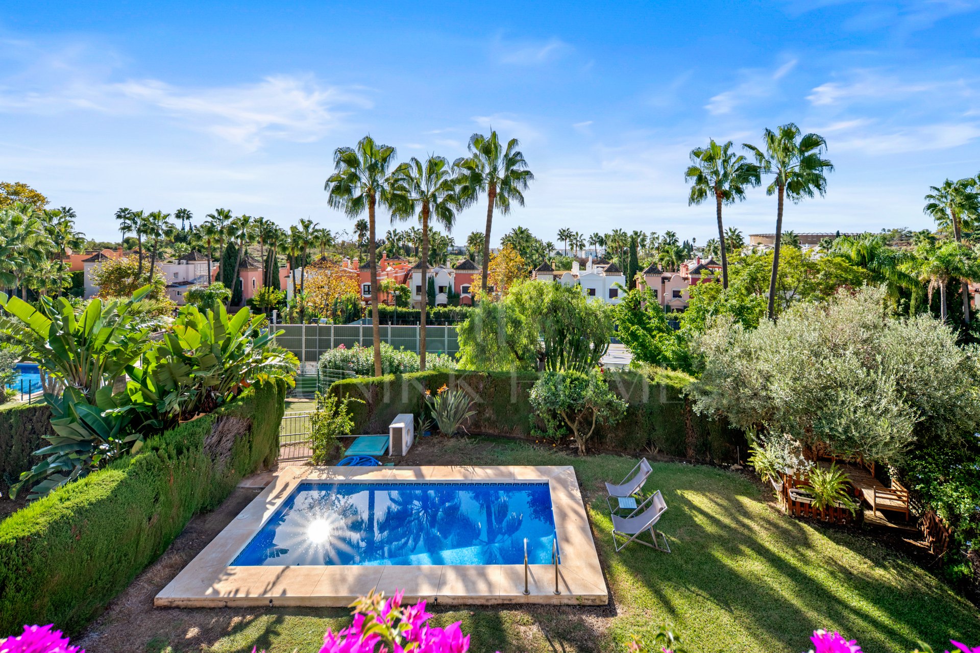 Villa con apartamento independiente y despacho en la azotea junto a Puerto Banús