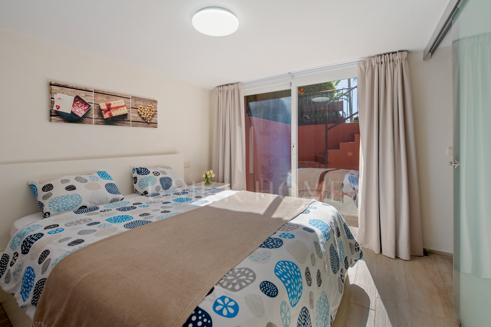Villa con apartamento independiente y despacho en la azotea junto a Puerto Banús