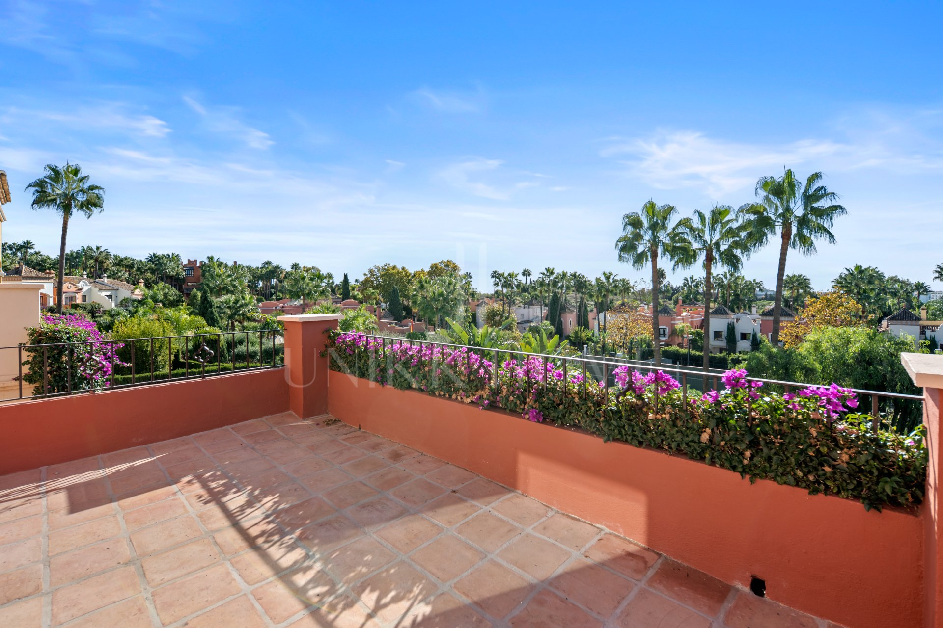 Villa con apartamento independiente y despacho en la azotea junto a Puerto Banús