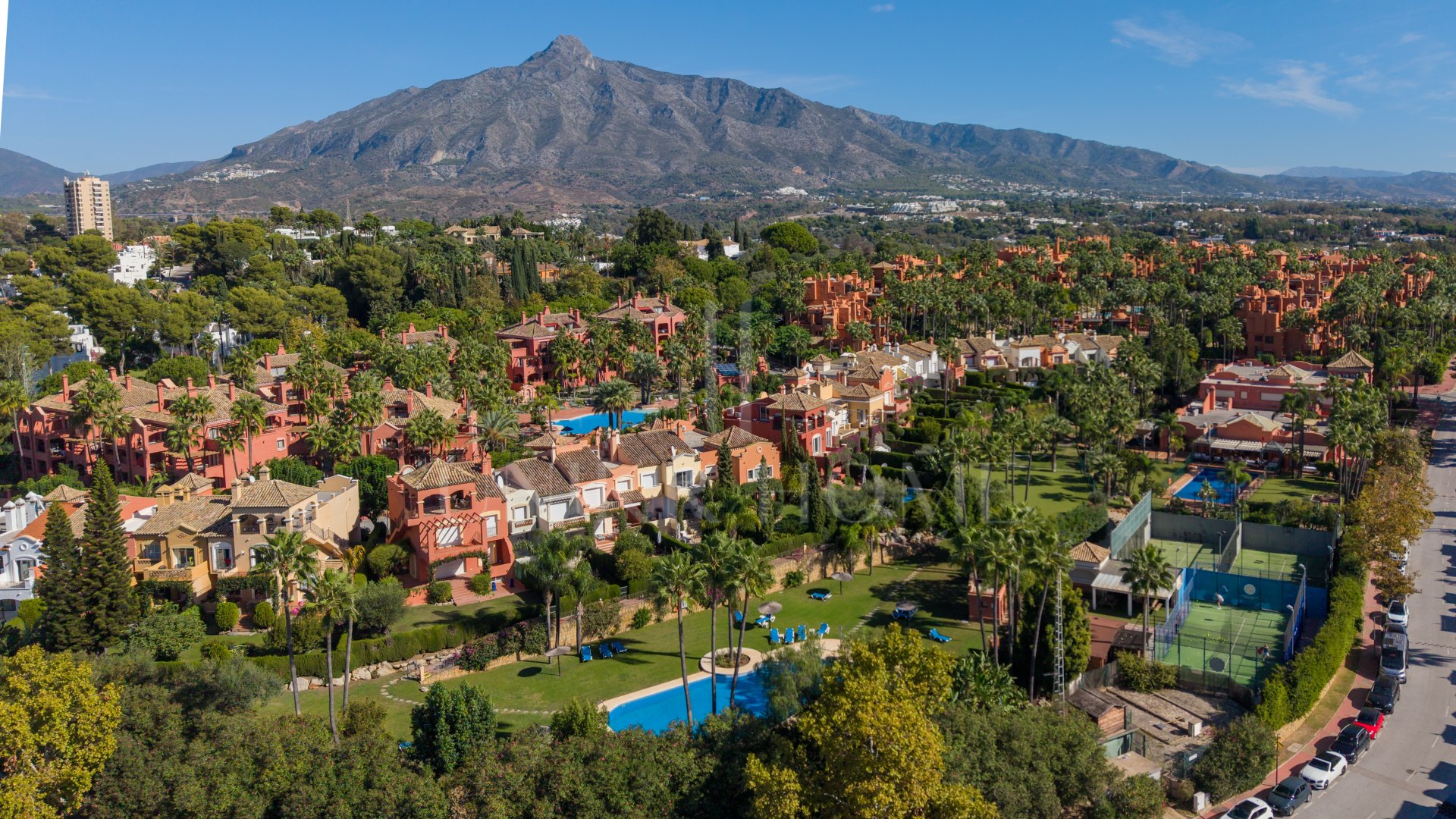 Villa con apartamento independiente y despacho en la azotea junto a Puerto Banús