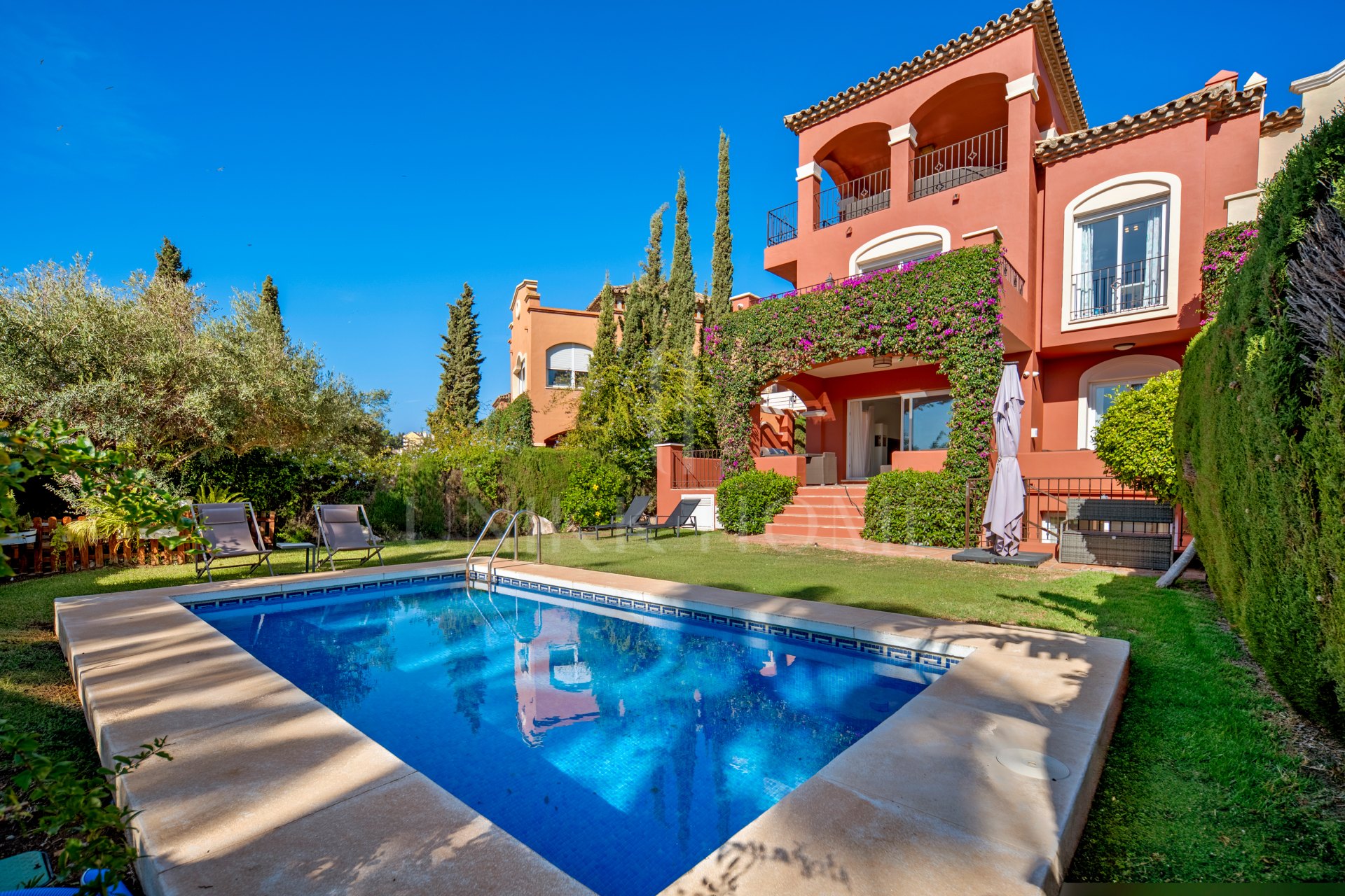 Villa con apartamento independiente y despacho en la azotea junto a Puerto Banús