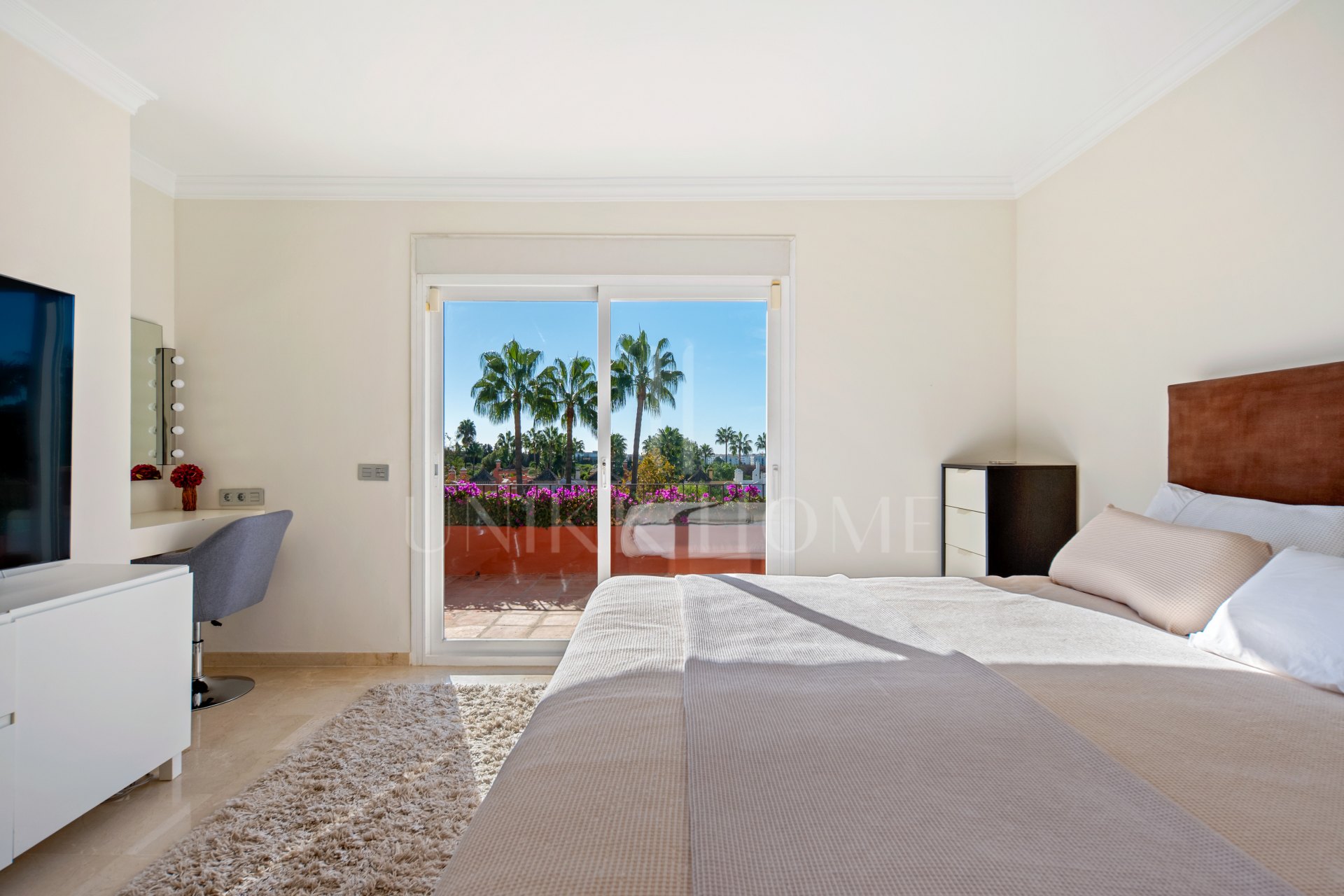 Villa con apartamento independiente y despacho en la azotea junto a Puerto Banús