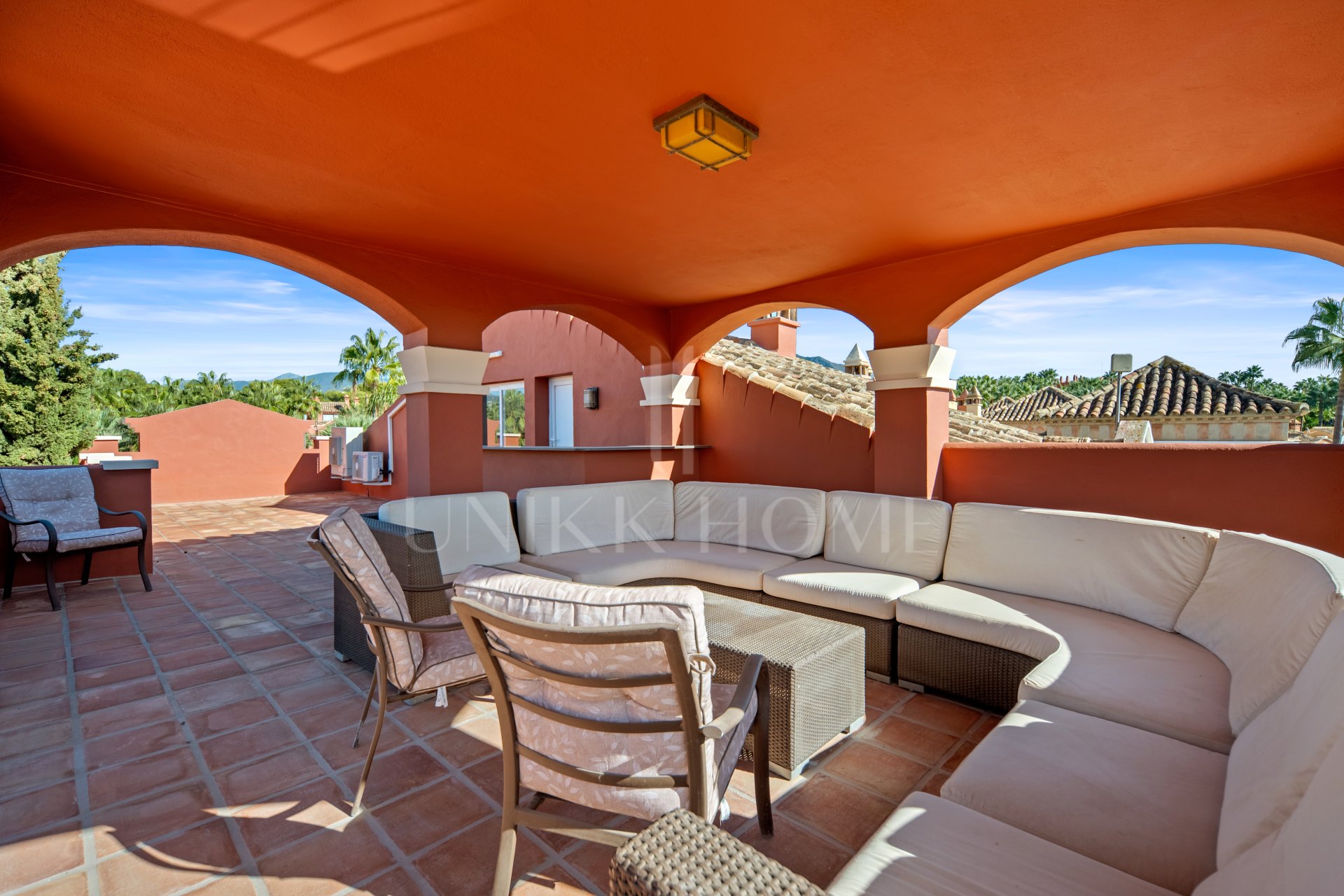 Villa con apartamento independiente y despacho en la azotea junto a Puerto Banús
