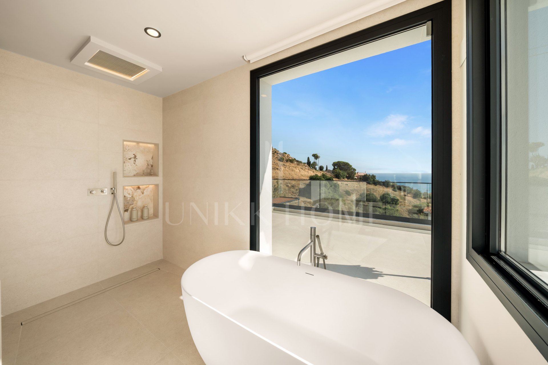 Villa reformada con vistas panorámicas de 180° al mar en La Capellanía