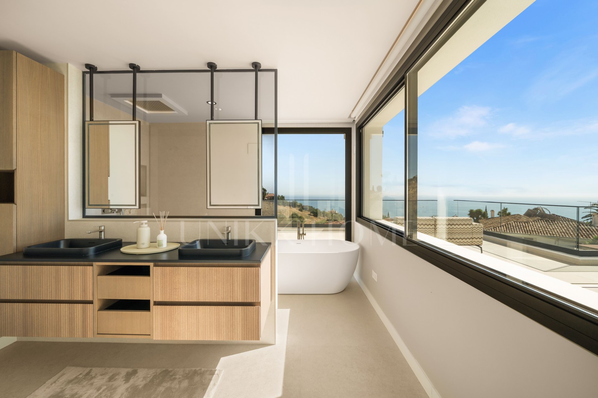 Villa reformada con vistas panorámicas de 180° al mar en La Capellanía