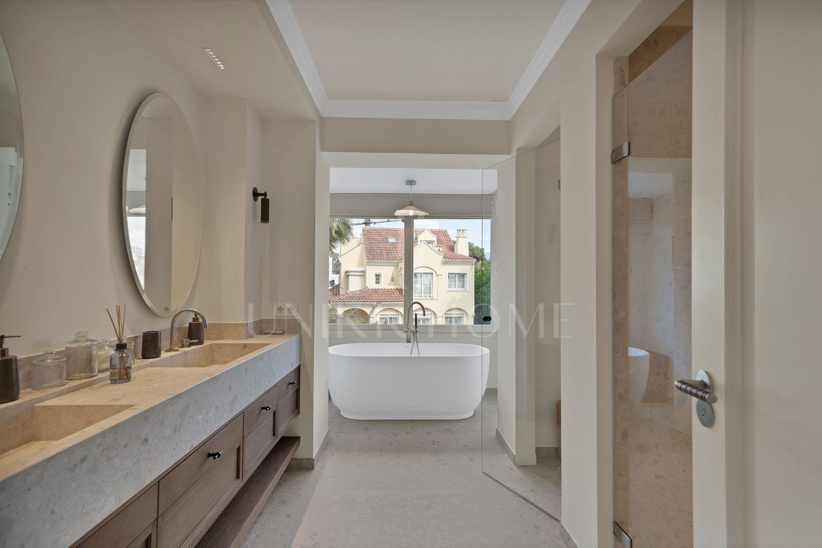 Villa en venta en Puerto Banus, Marbella (Todo)