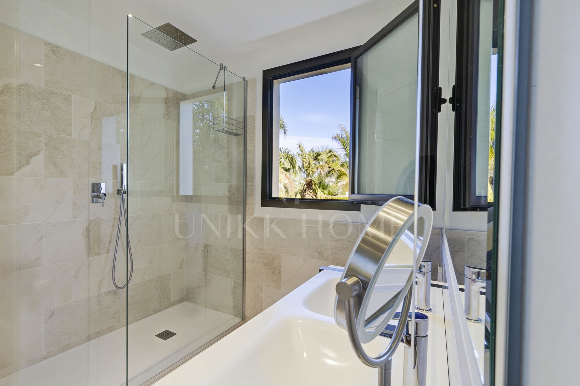 Apartment for sale in New Golden Mile, Estepona East