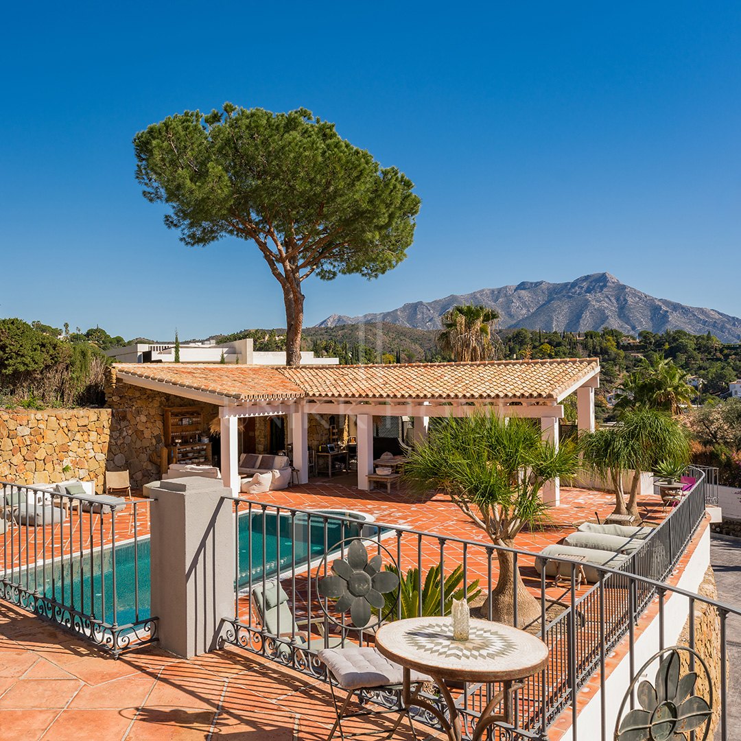 Exquisita villa andaluza de lujo de 4 dormitorios con mucha personalidad en venta en El Madroñal, Benahavis