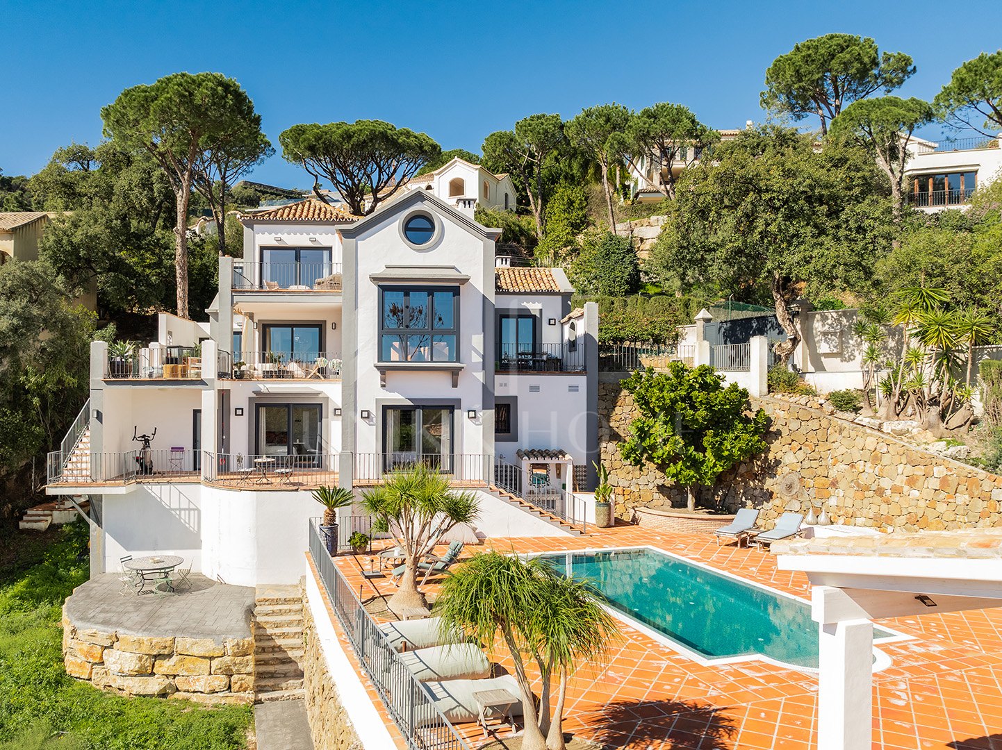 Exquisita villa andaluza de lujo de 4 dormitorios con mucha personalidad en venta en El Madroñal, Benahavis