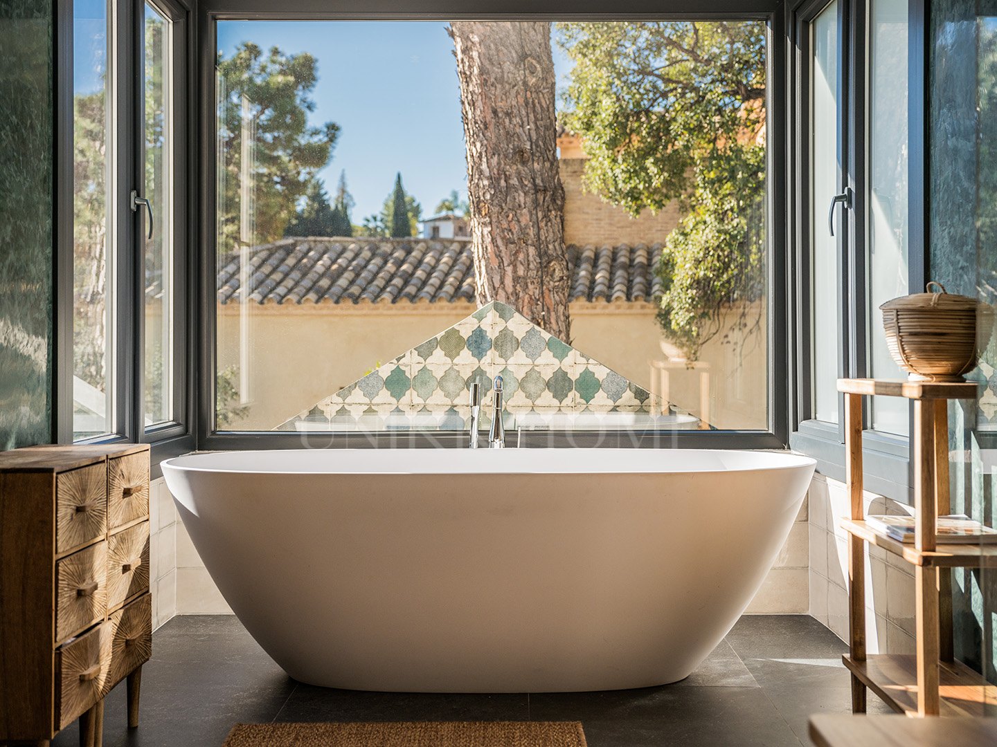 Exquisita villa andaluza de lujo de 4 dormitorios con mucha personalidad en venta en El Madroñal, Benahavis