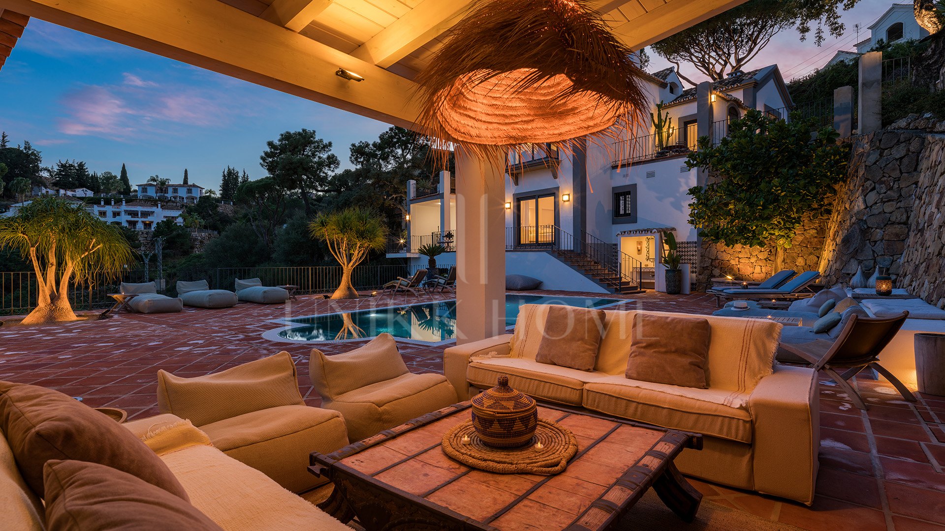 Exquisita villa andaluza de lujo de 4 dormitorios con mucha personalidad en venta en El Madroñal, Benahavis