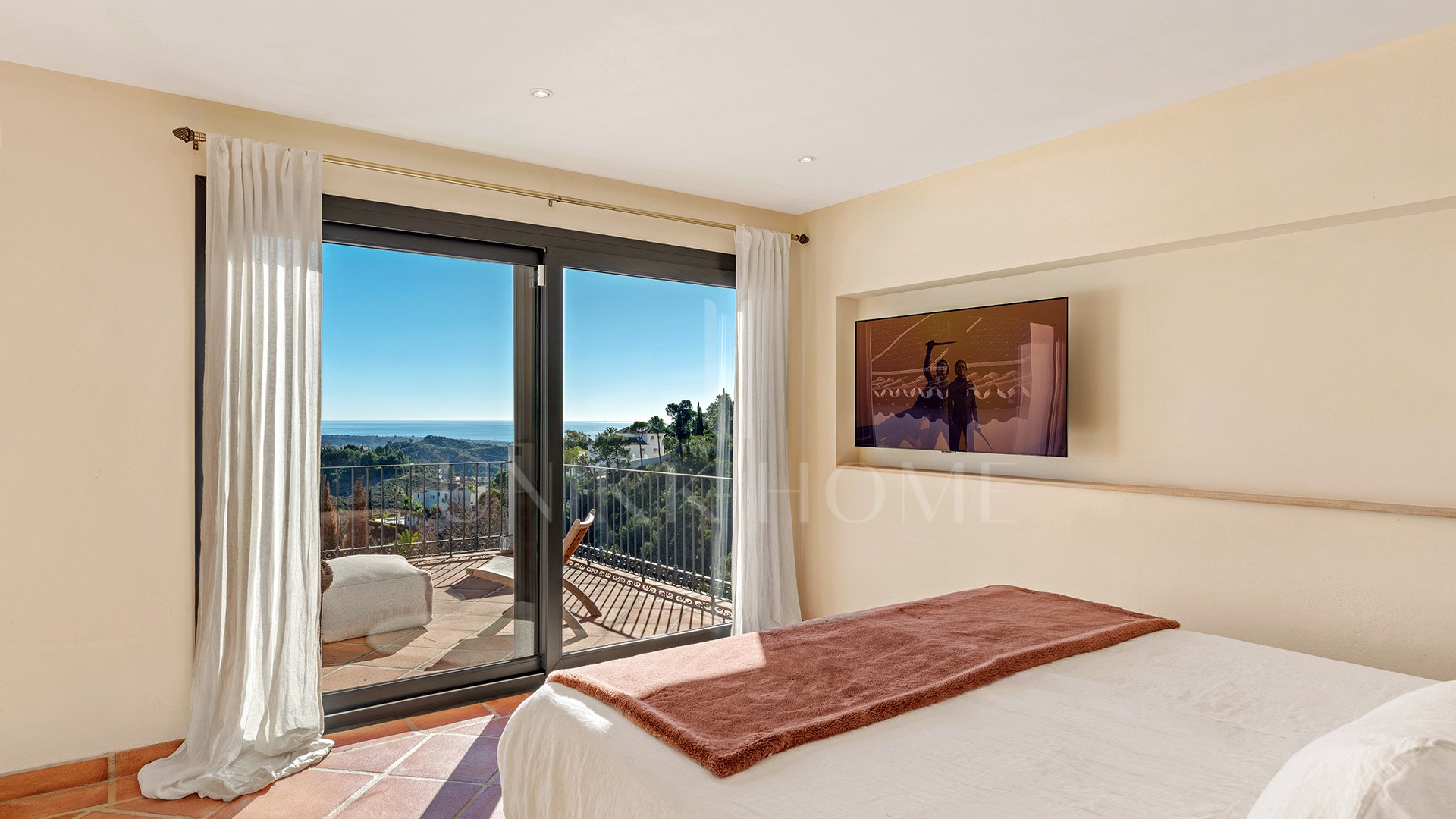 Exquisita villa andaluza de lujo de 4 dormitorios con mucha personalidad en venta en El Madroñal, Benahavis