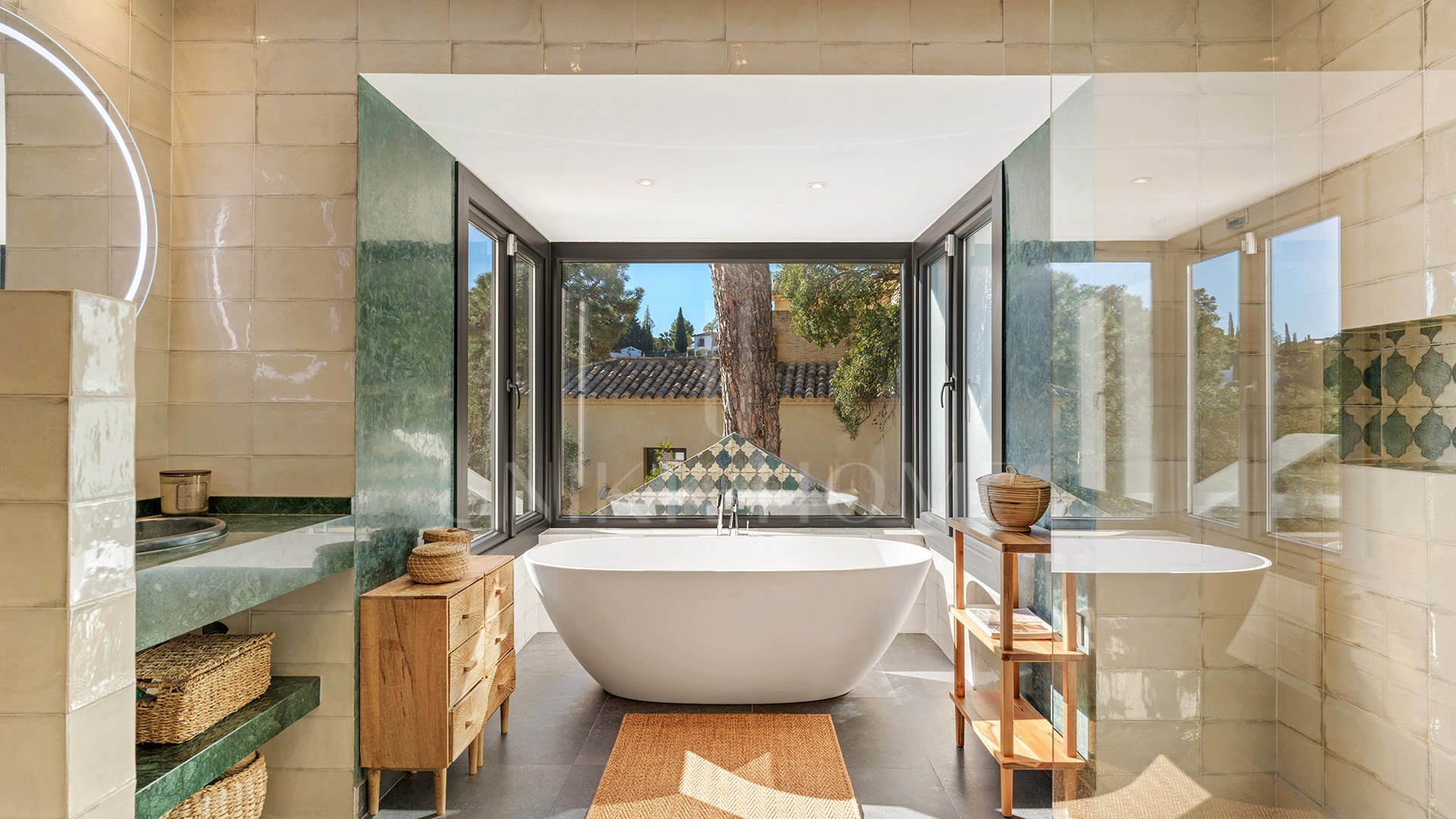 Exquisita villa andaluza de lujo de 4 dormitorios con mucha personalidad en venta en El Madroñal, Benahavis