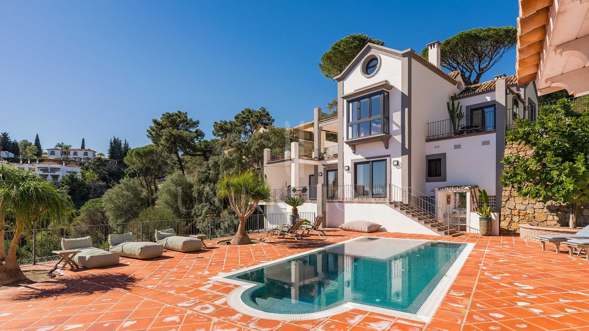 Exquisita villa andaluza de lujo de 4 dormitorios con mucha personalidad en venta en El Madroñal, Benahavis