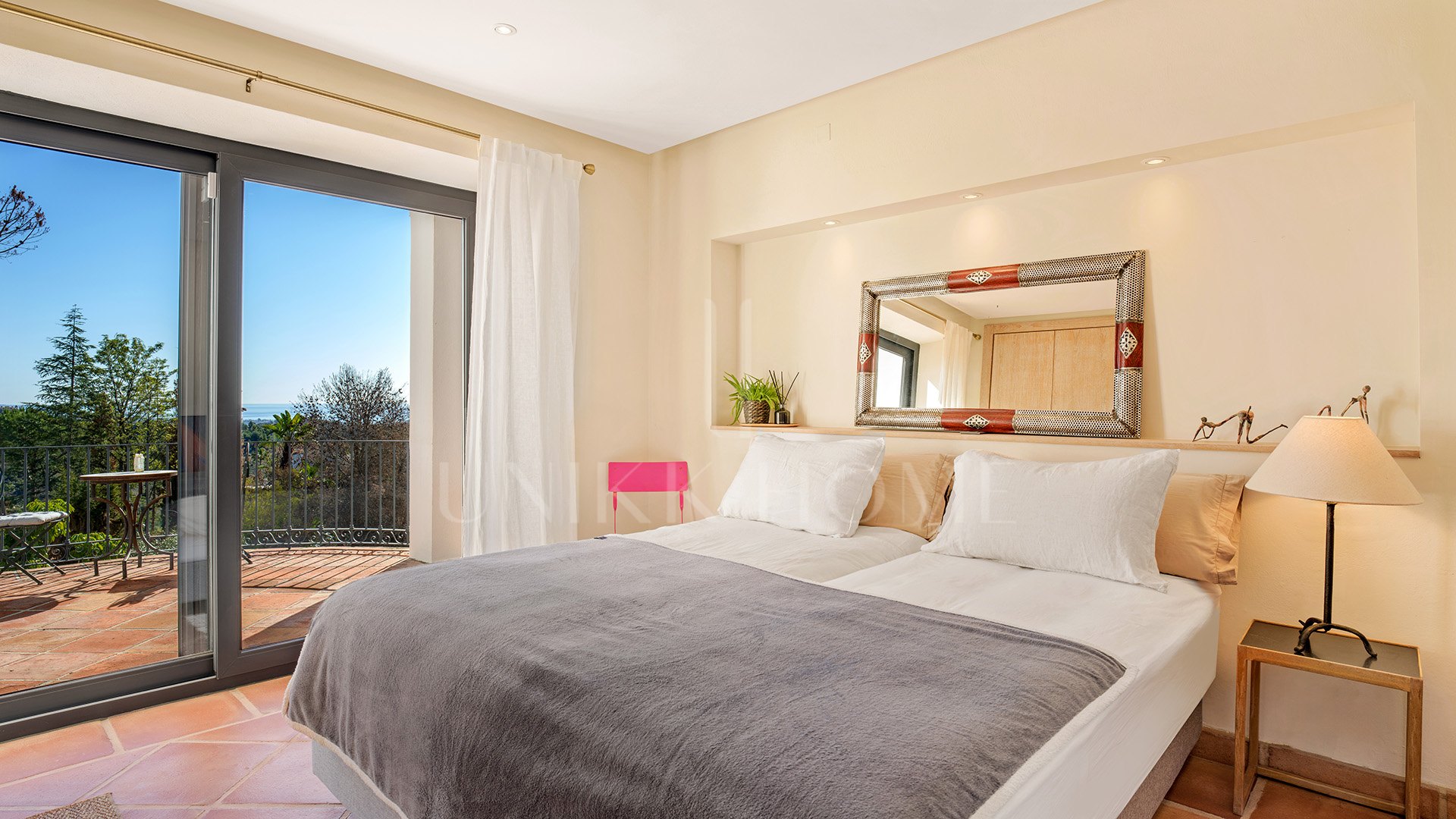 Exquisita villa andaluza de lujo de 4 dormitorios con mucha personalidad en venta en El Madroñal, Benahavis