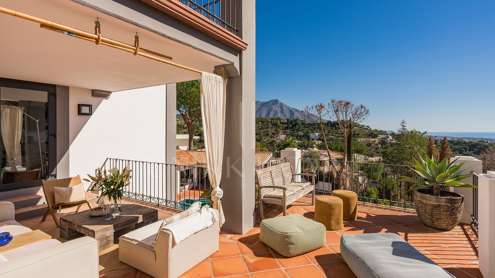 Exquisita villa andaluza de lujo de 4 dormitorios con mucha personalidad en venta en El Madroñal, Benahavis