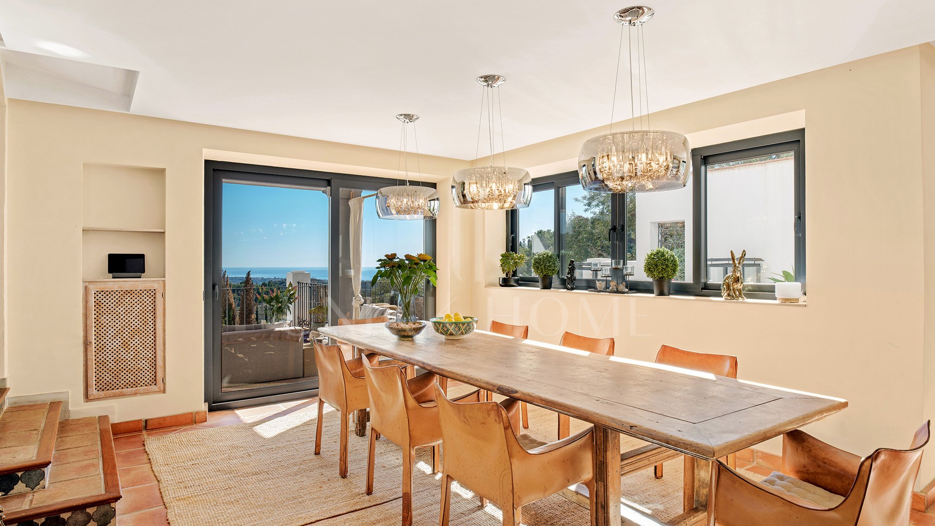 Exquisita villa andaluza de lujo de 4 dormitorios con mucha personalidad en venta en El Madroñal, Benahavis