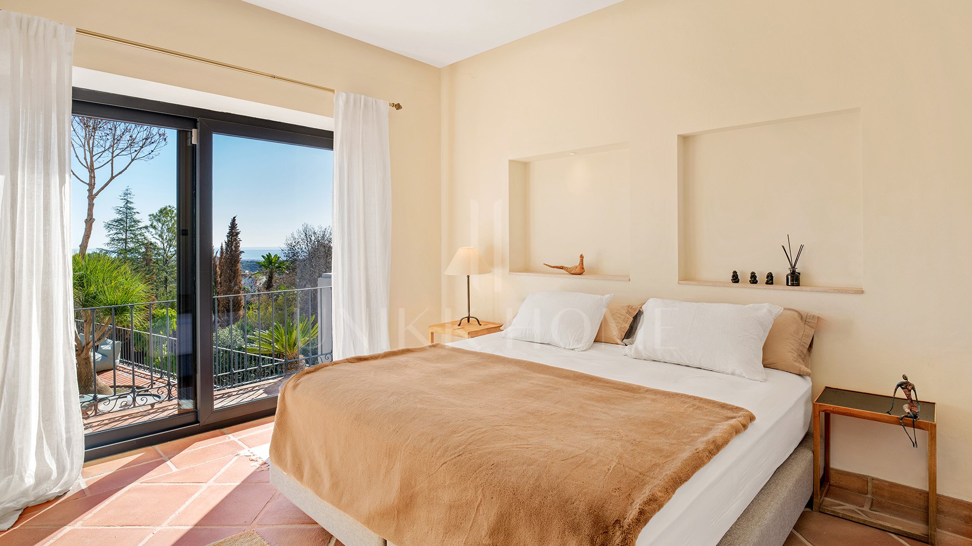 Exquisita villa andaluza de lujo de 4 dormitorios con mucha personalidad en venta en El Madroñal, Benahavis