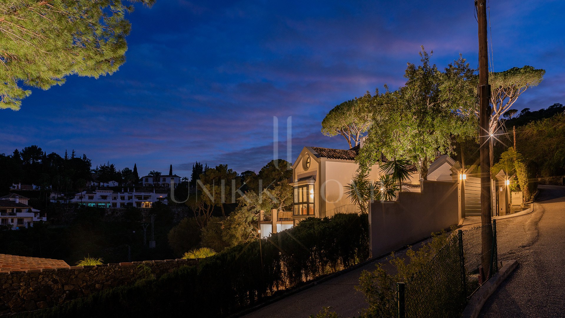 Exquisita villa andaluza de lujo de 4 dormitorios con mucha personalidad en venta en El Madroñal, Benahavis