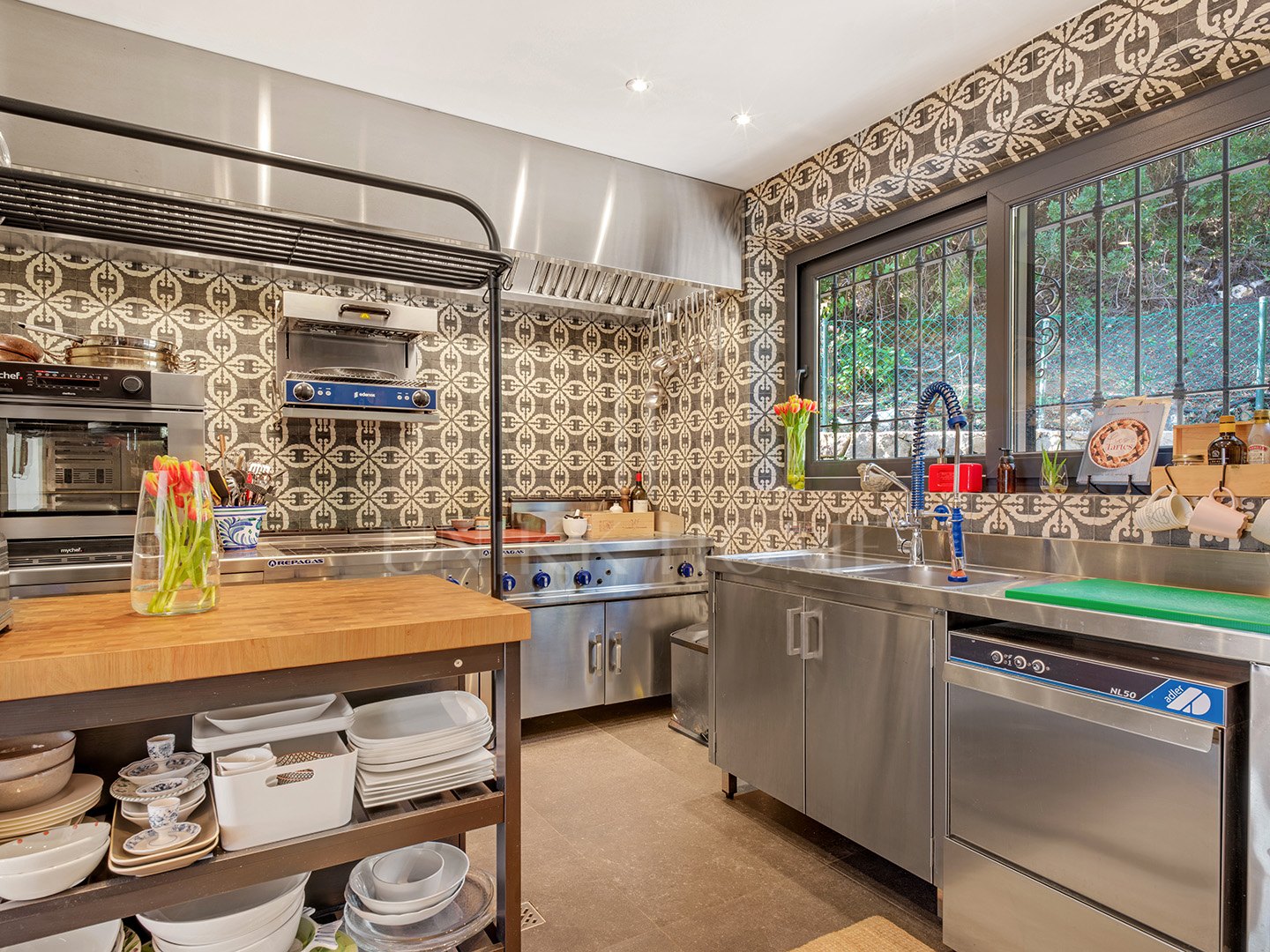 Exquisita villa andaluza de lujo de 4 dormitorios con mucha personalidad en venta en El Madroñal, Benahavis