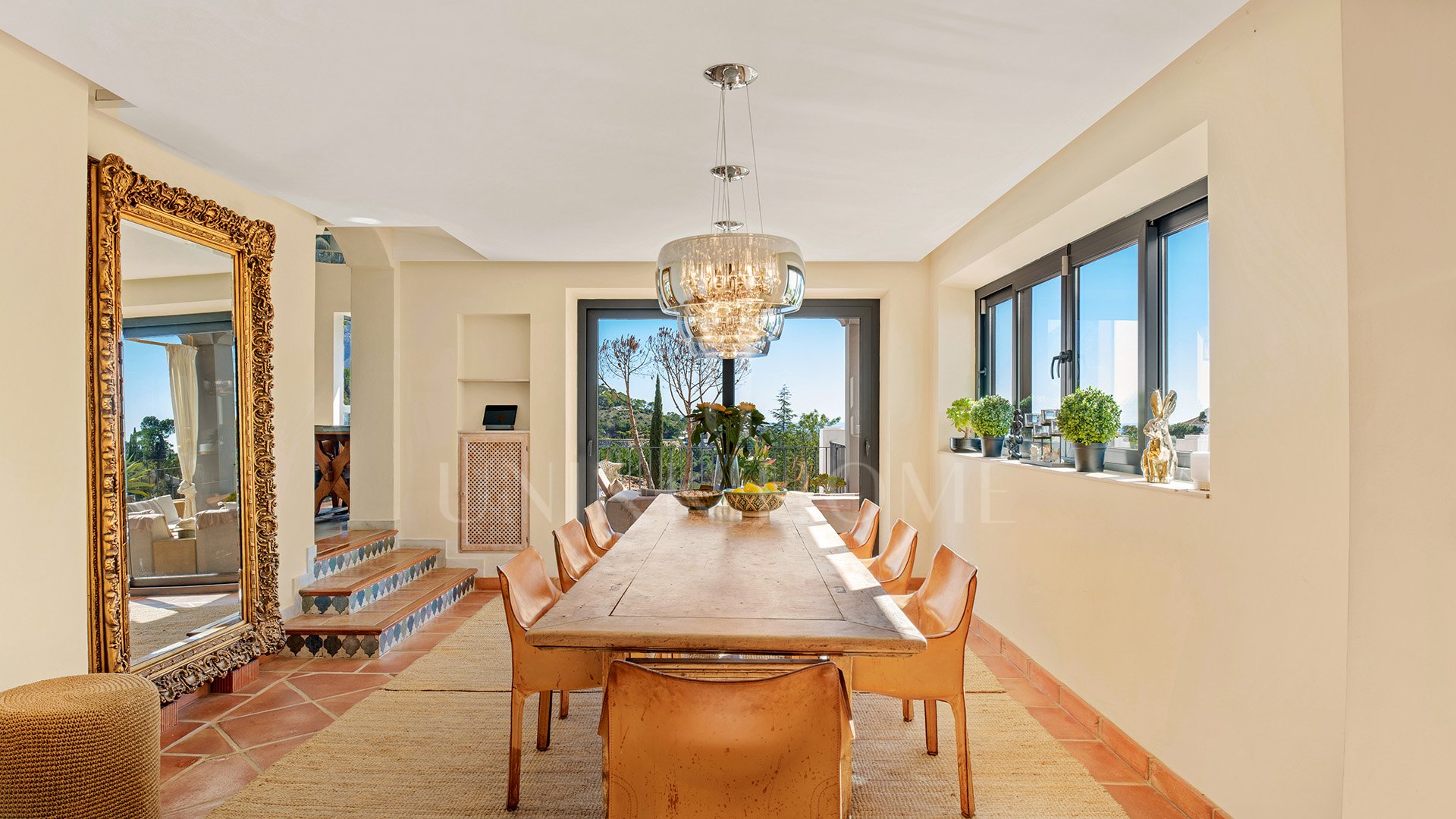 Exquisita villa andaluza de lujo de 4 dormitorios con mucha personalidad en venta en El Madroñal, Benahavis