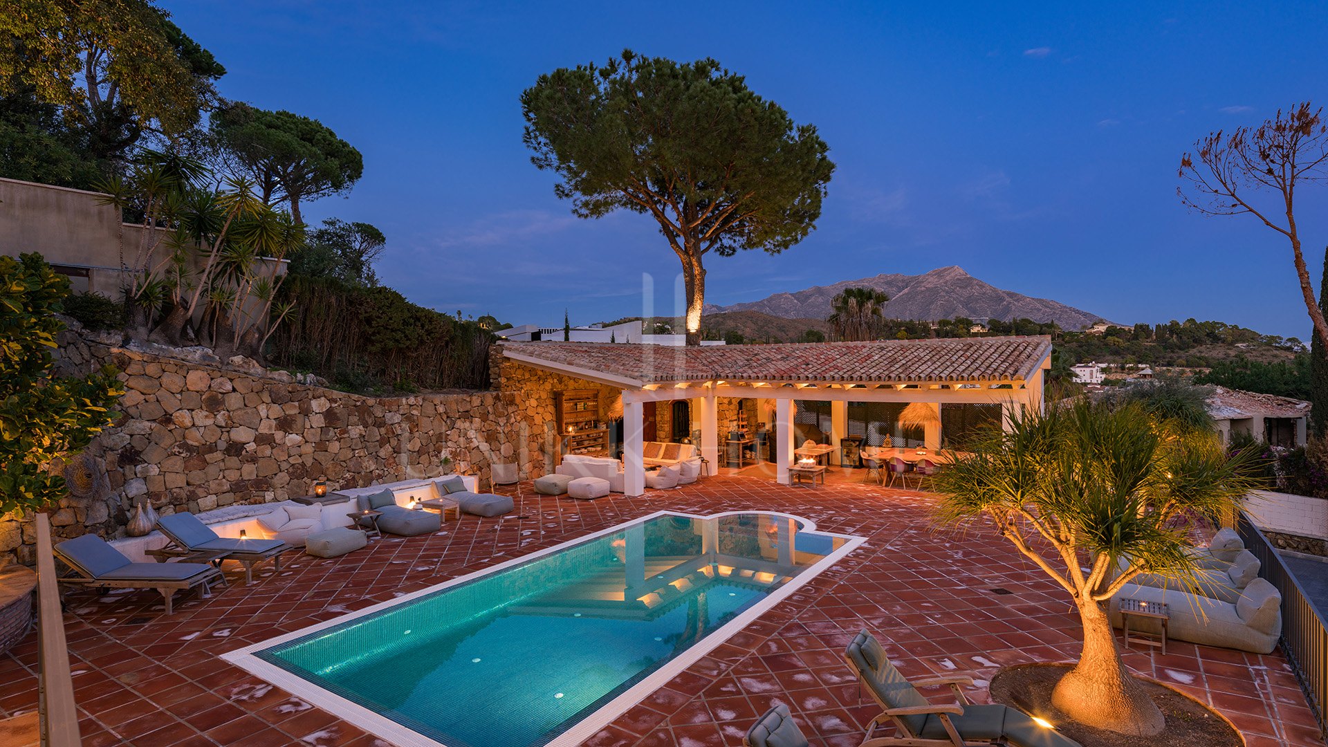 Exquisita villa andaluza de lujo de 4 dormitorios con mucha personalidad en venta en El Madroñal, Benahavis