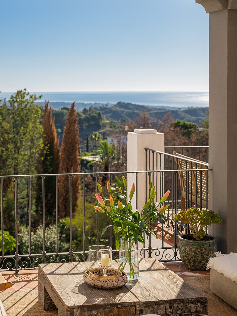 Exquisita villa andaluza de lujo de 4 dormitorios con mucha personalidad en venta en El Madroñal, Benahavis