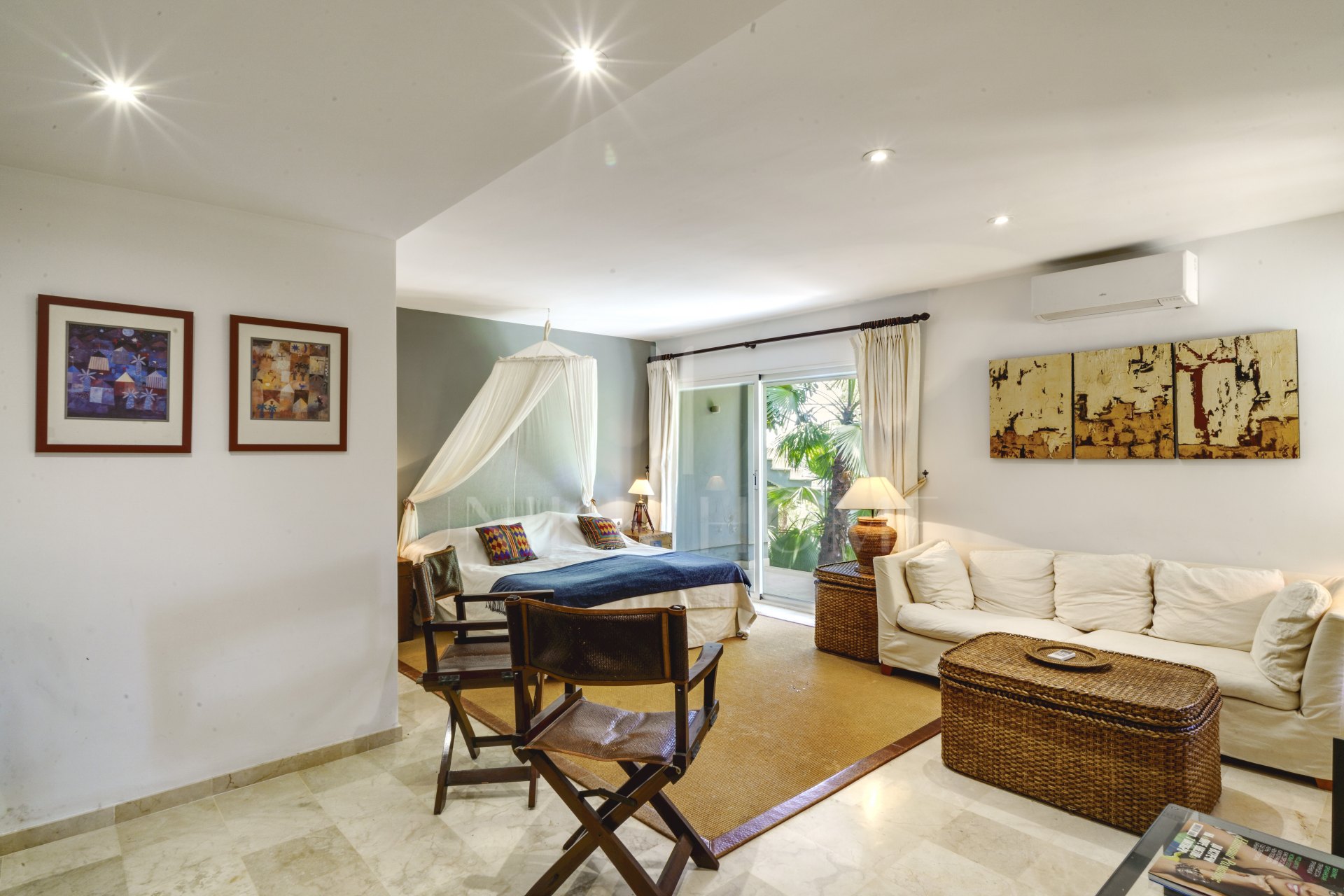 Villa en venta en El Madroñal, Benahavis