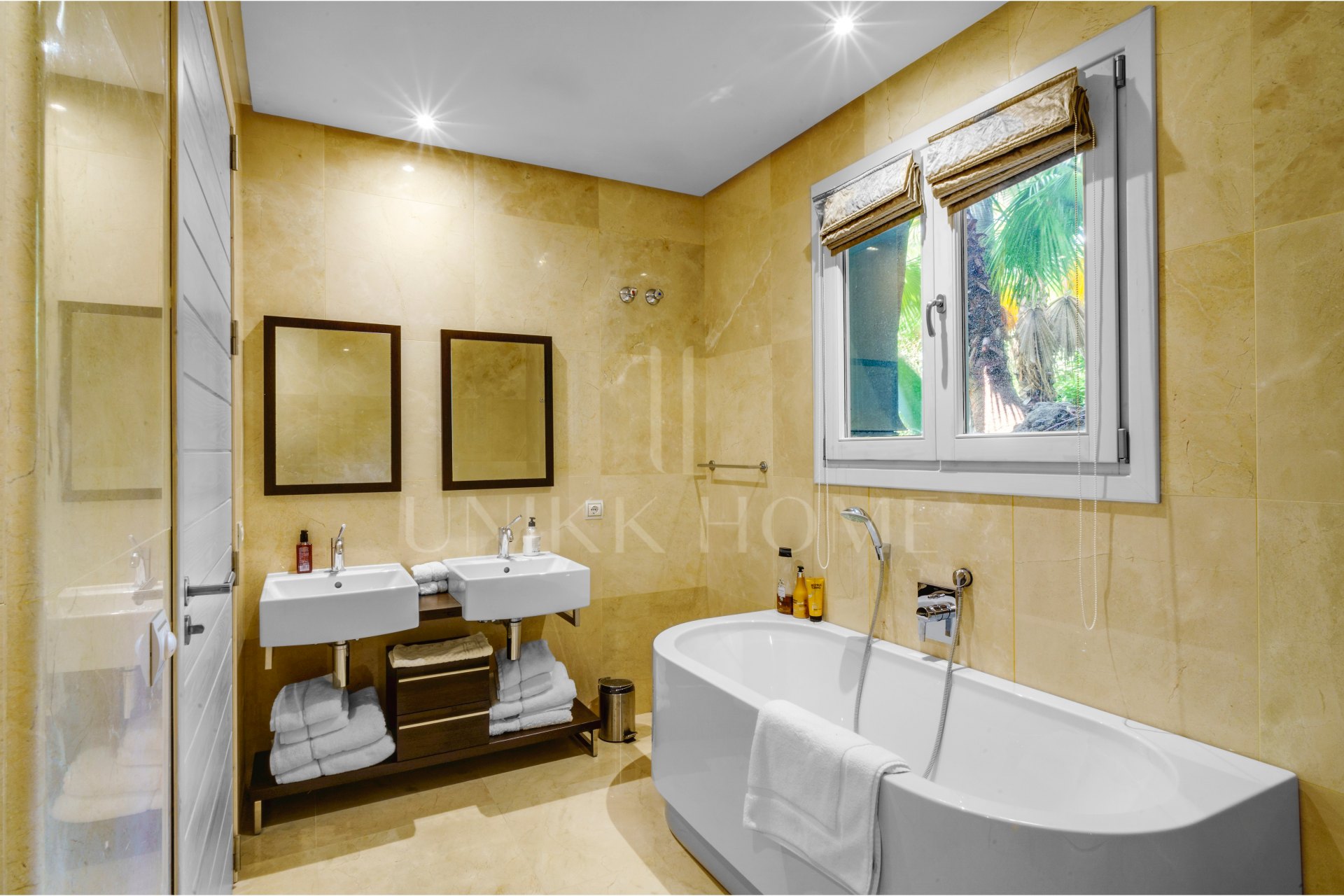 Villa en venta en El Madroñal, Benahavis