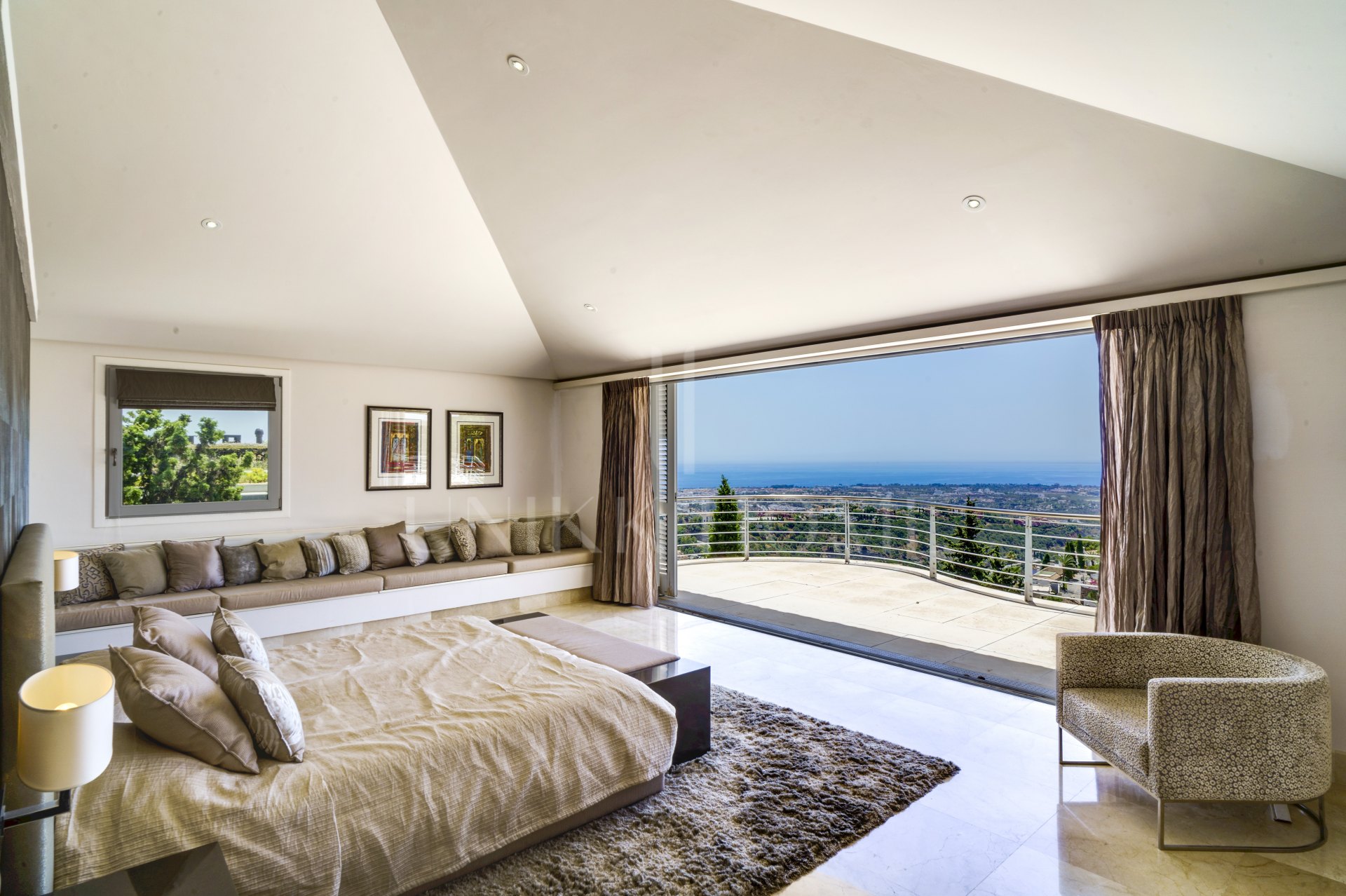 Villa en venta en El Madroñal, Benahavis