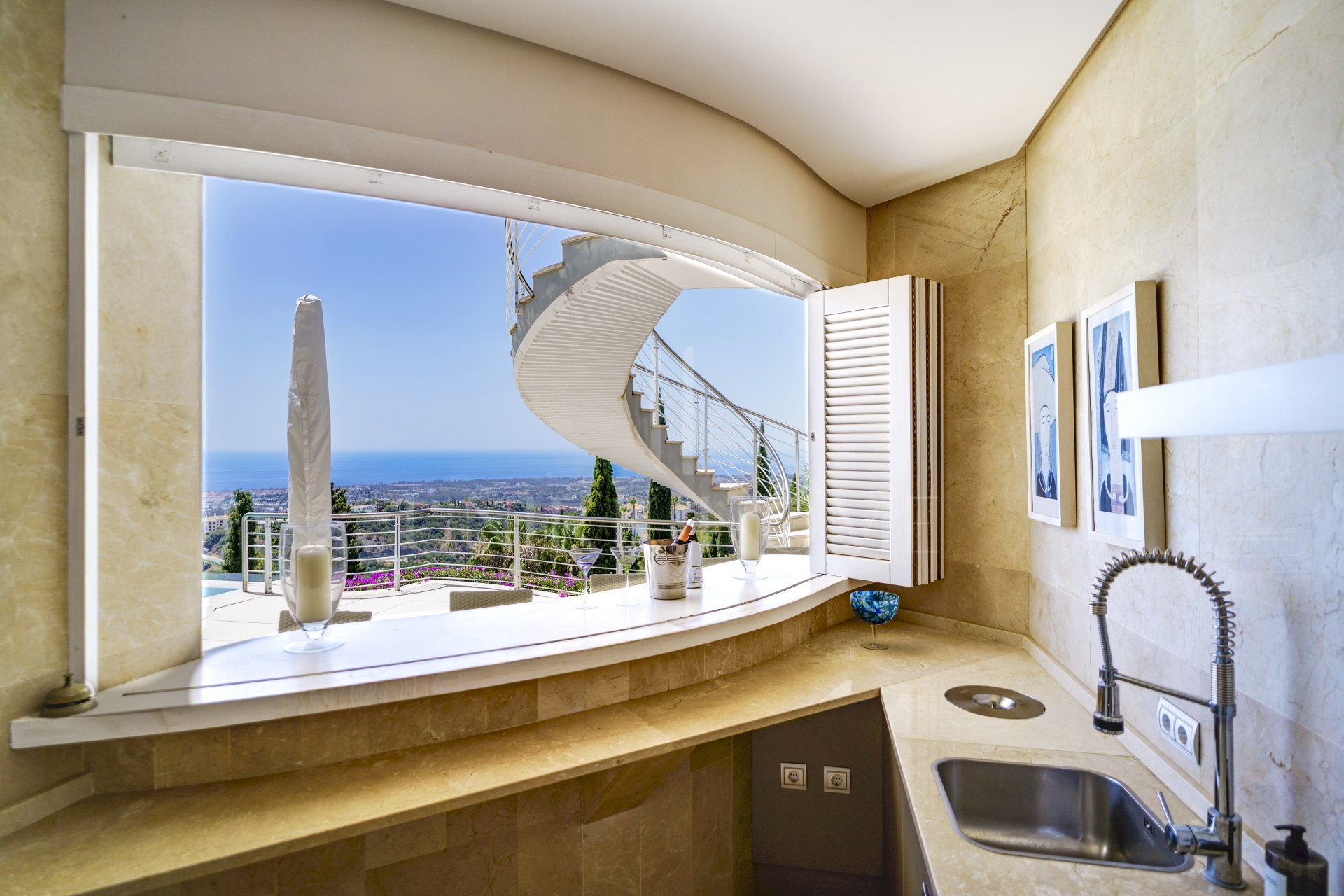 Villa en venta en El Madroñal, Benahavis