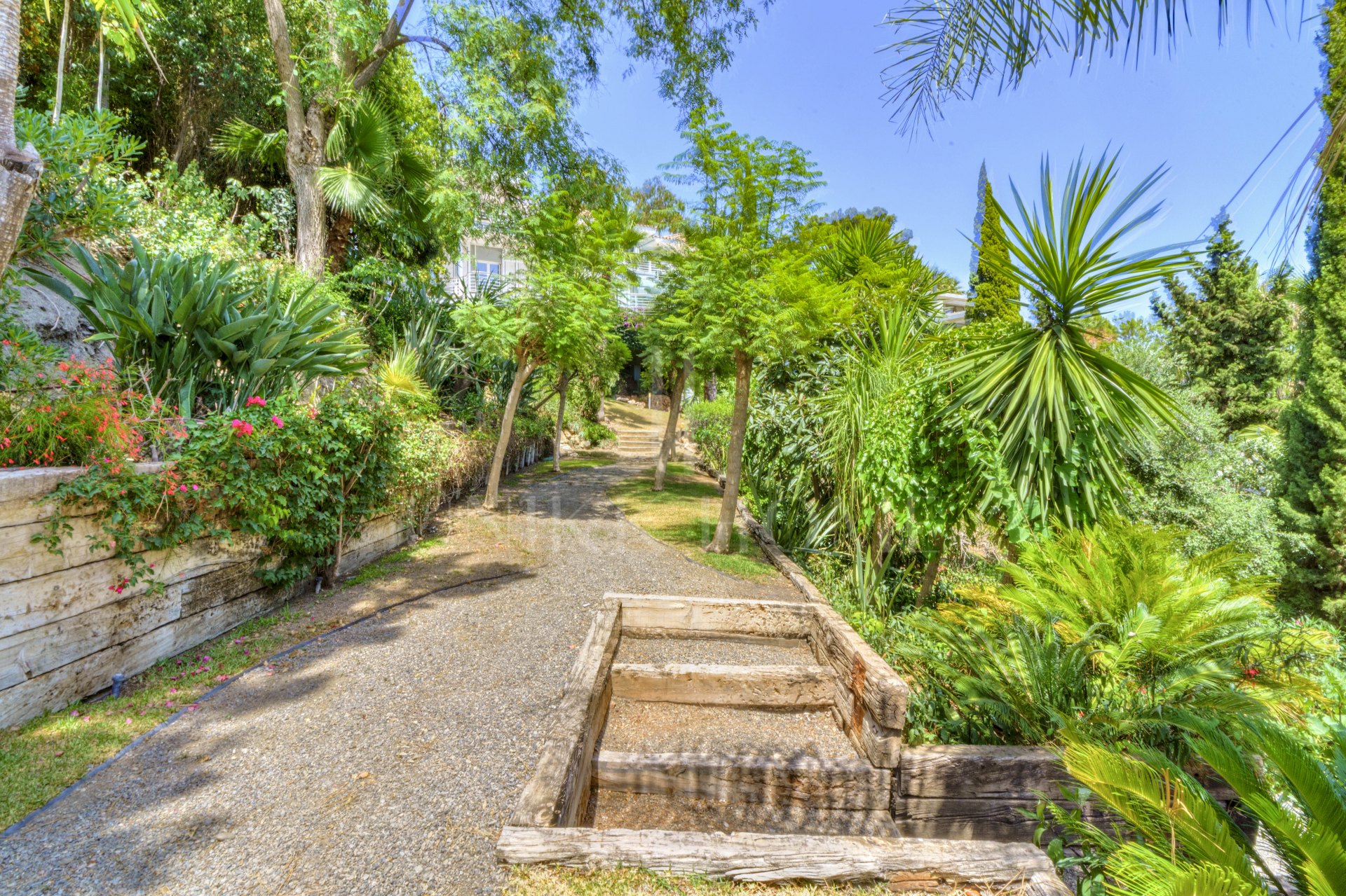 Villa en venta en El Madroñal, Benahavis
