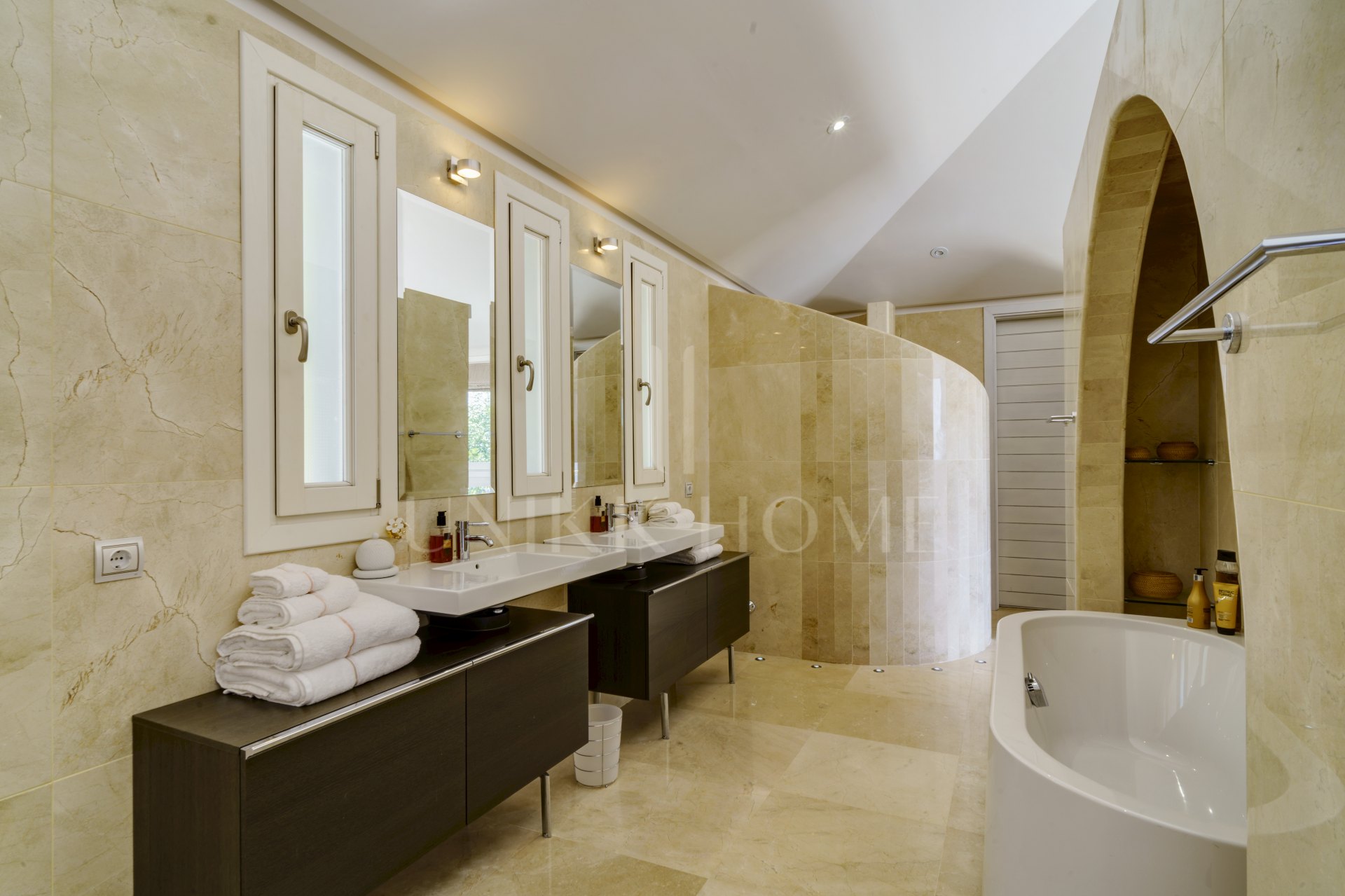 Villa en venta en El Madroñal, Benahavis