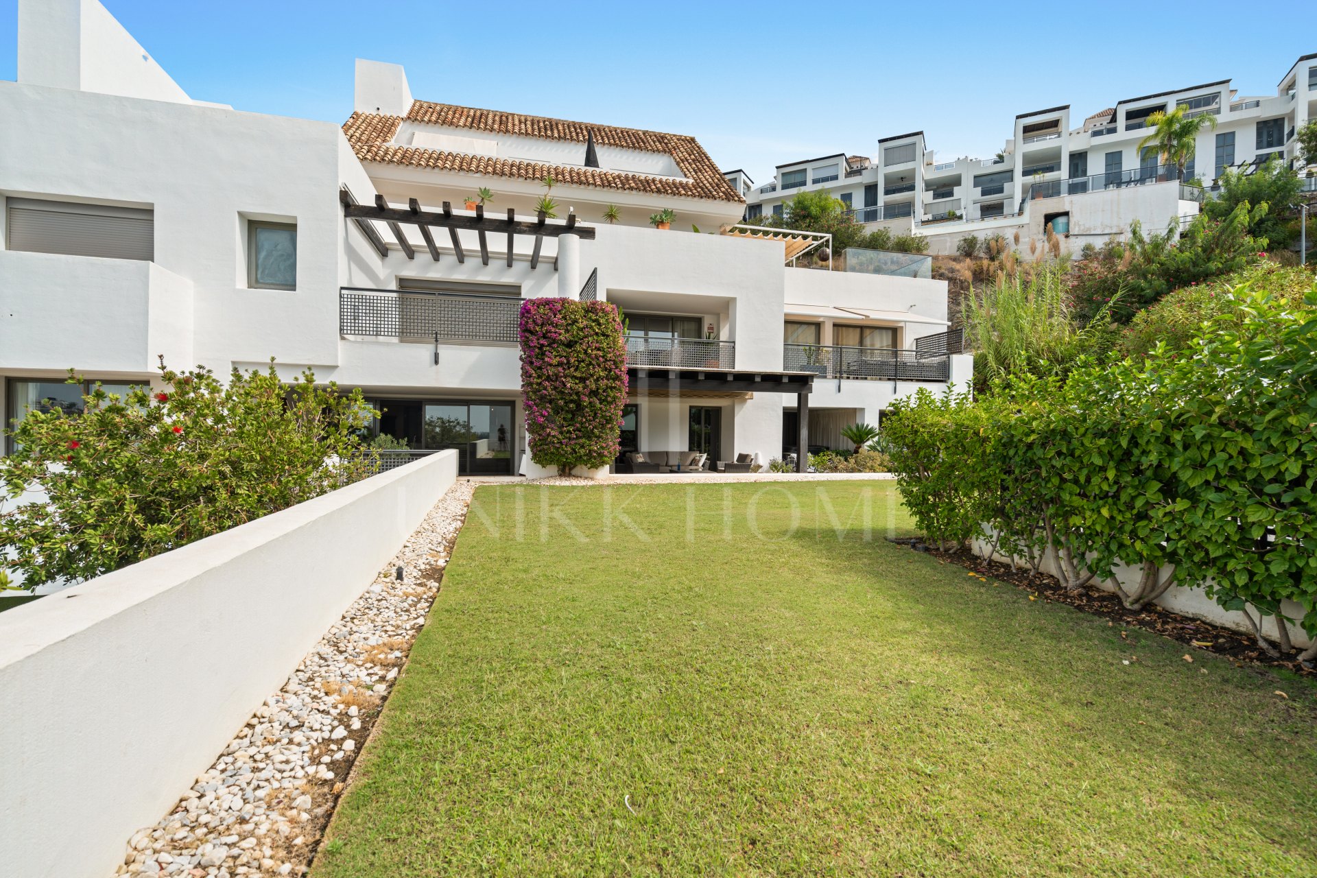 Spacious, fully furnished 3-bedroom ground-floor apartment in Tee 5, Los Flamingos, featuring expansive terraces and views of the golf course.