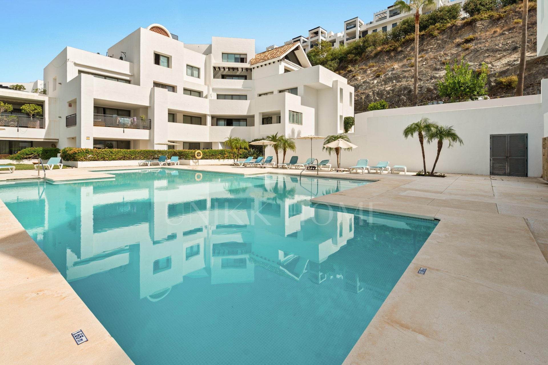 Spacious, fully furnished 3-bedroom ground-floor apartment in Tee 5, Los Flamingos, featuring expansive terraces and views of the golf course.