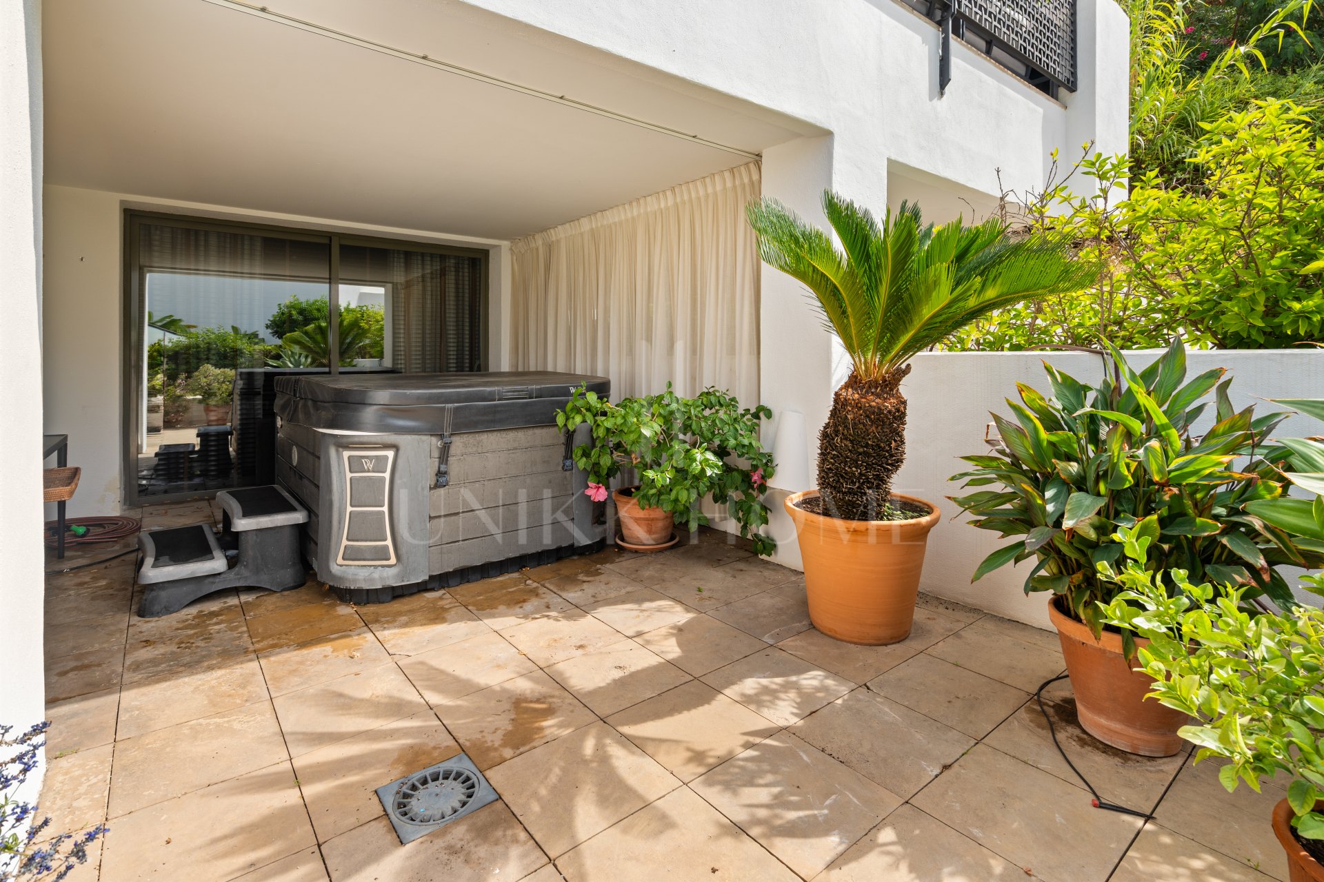 Spacious, fully furnished 3-bedroom ground-floor apartment in Tee 5, Los Flamingos, featuring expansive terraces and views of the golf course.