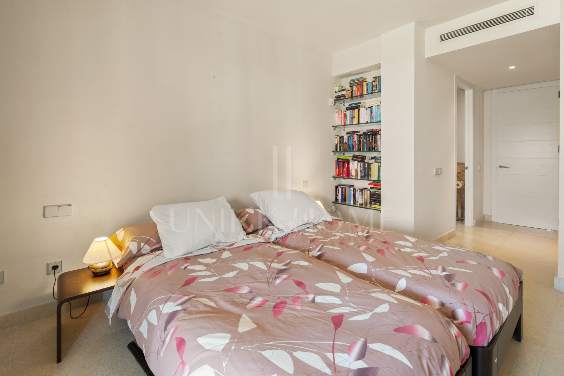 Spacious, fully furnished 3-bedroom ground-floor apartment in Tee 5, Los Flamingos, featuring expansive terraces and views of the golf course.