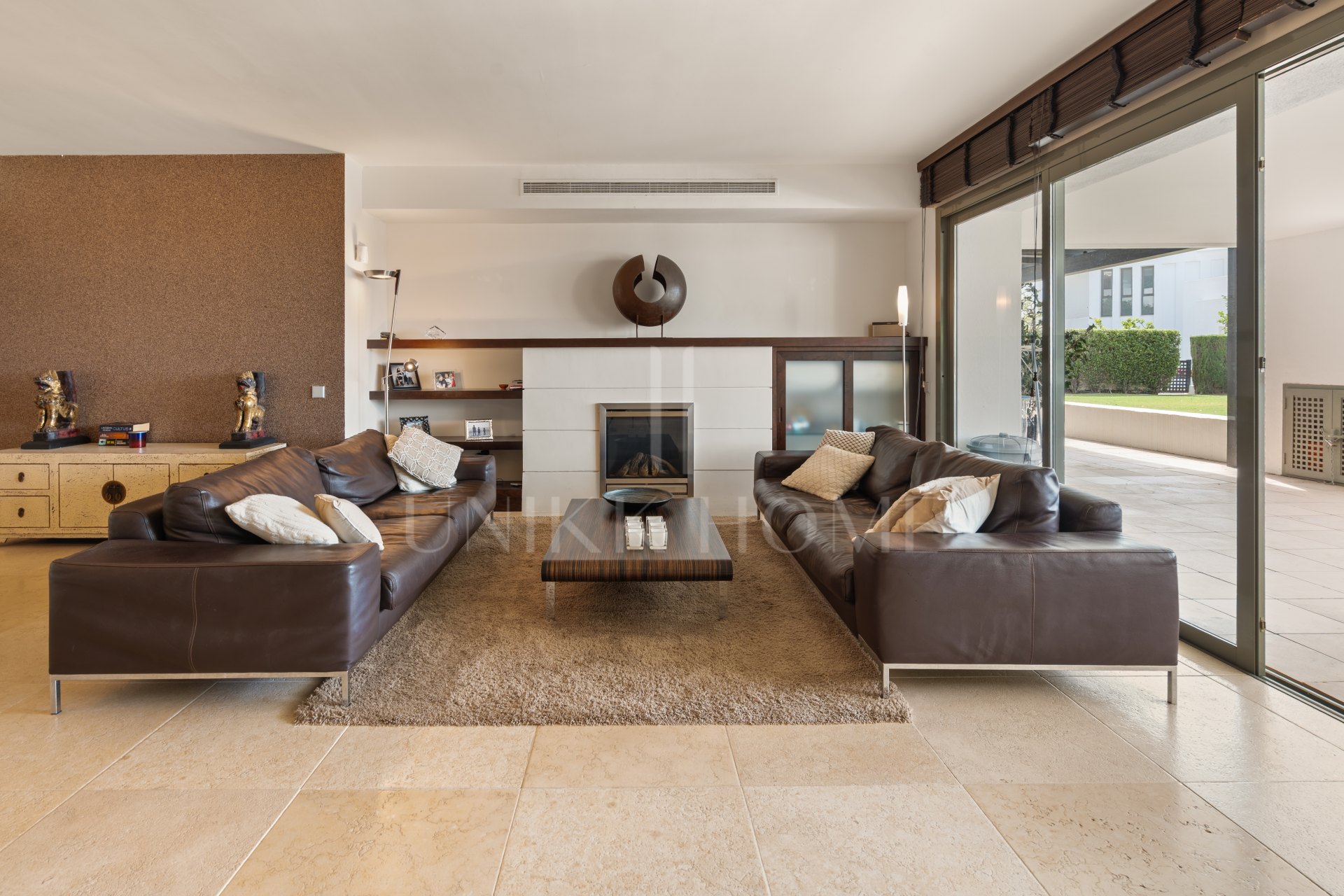 Spacious, fully furnished 3-bedroom ground-floor apartment in Tee 5, Los Flamingos, featuring expansive terraces and views of the golf course.