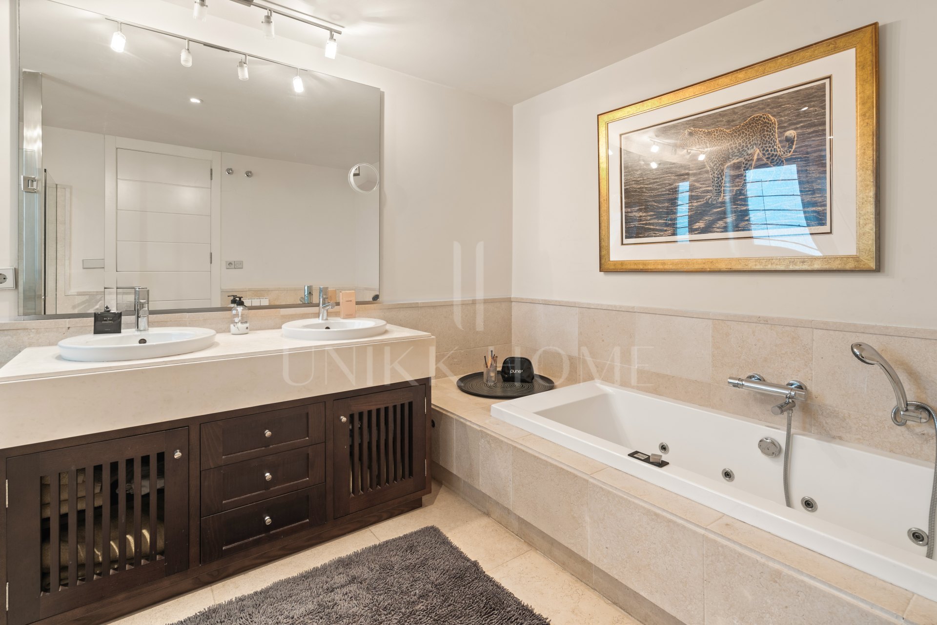 Spacious, fully furnished 3-bedroom ground-floor apartment in Tee 5, Los Flamingos, featuring expansive terraces and views of the golf course.