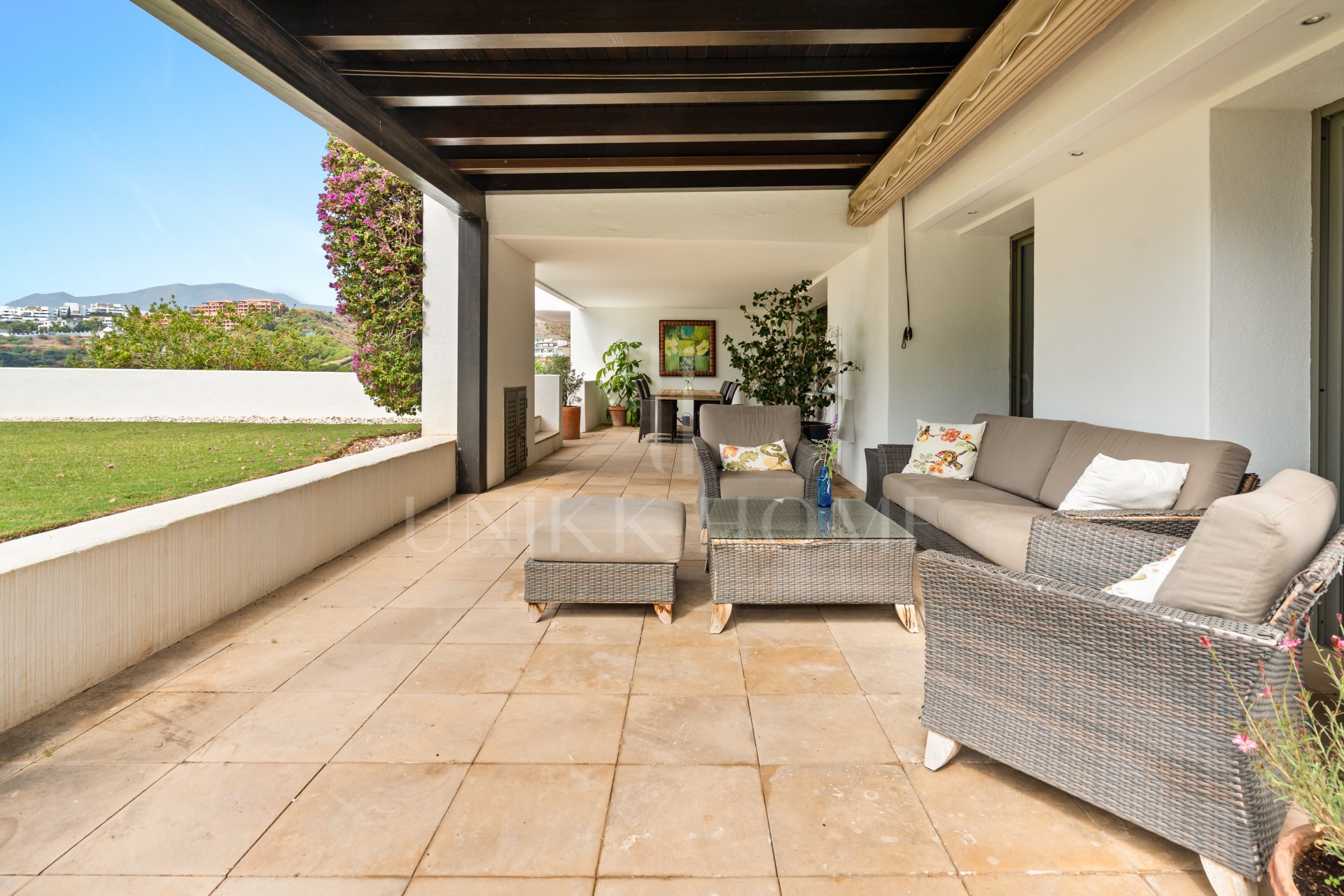 Spacious, fully furnished 3-bedroom ground-floor apartment in Tee 5, Los Flamingos, featuring expansive terraces and views of the golf course.