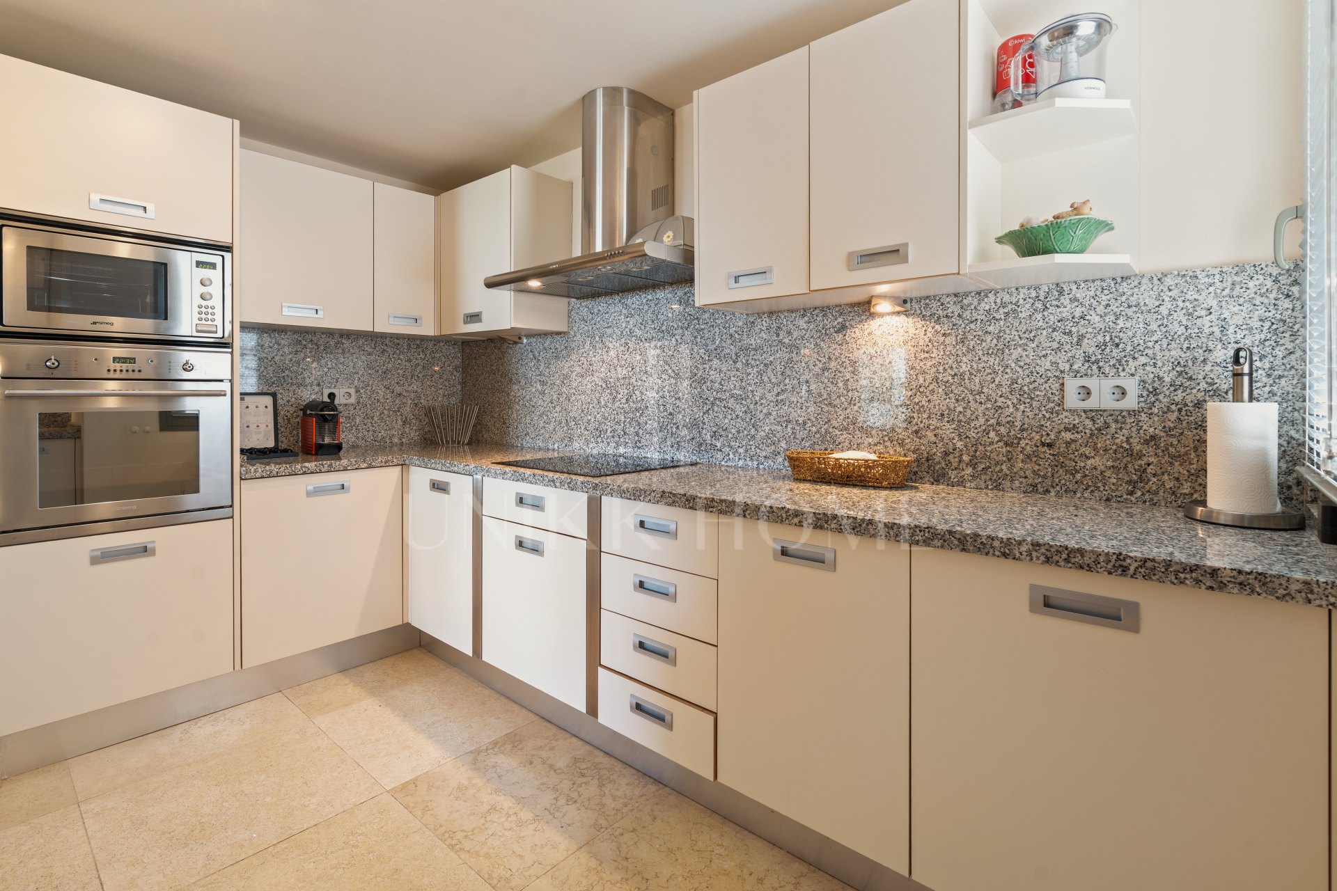 Spacious, fully furnished 3-bedroom ground-floor apartment in Tee 5, Los Flamingos, featuring expansive terraces and views of the golf course.