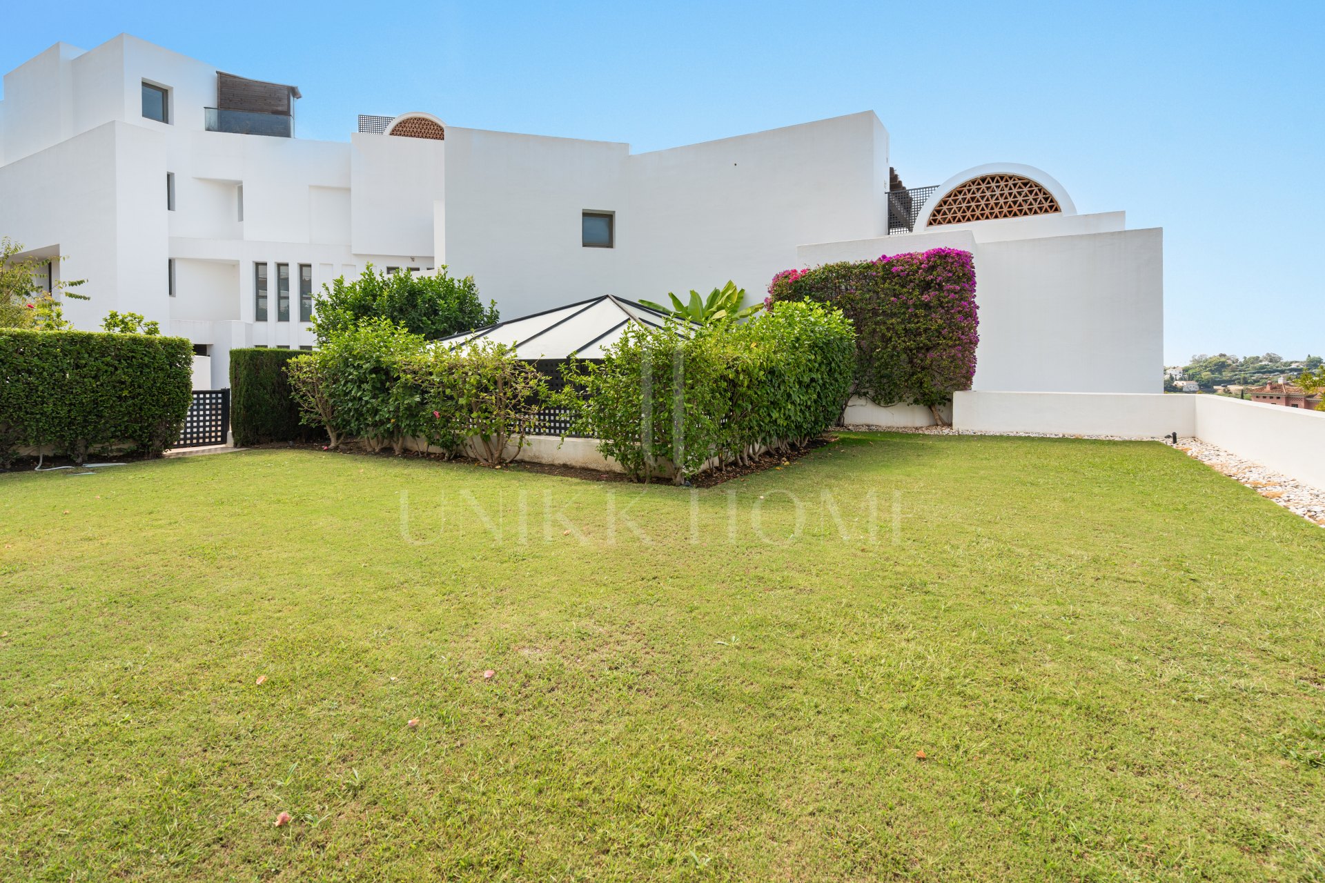 Spacious, fully furnished 3-bedroom ground-floor apartment in Tee 5, Los Flamingos, featuring expansive terraces and views of the golf course.