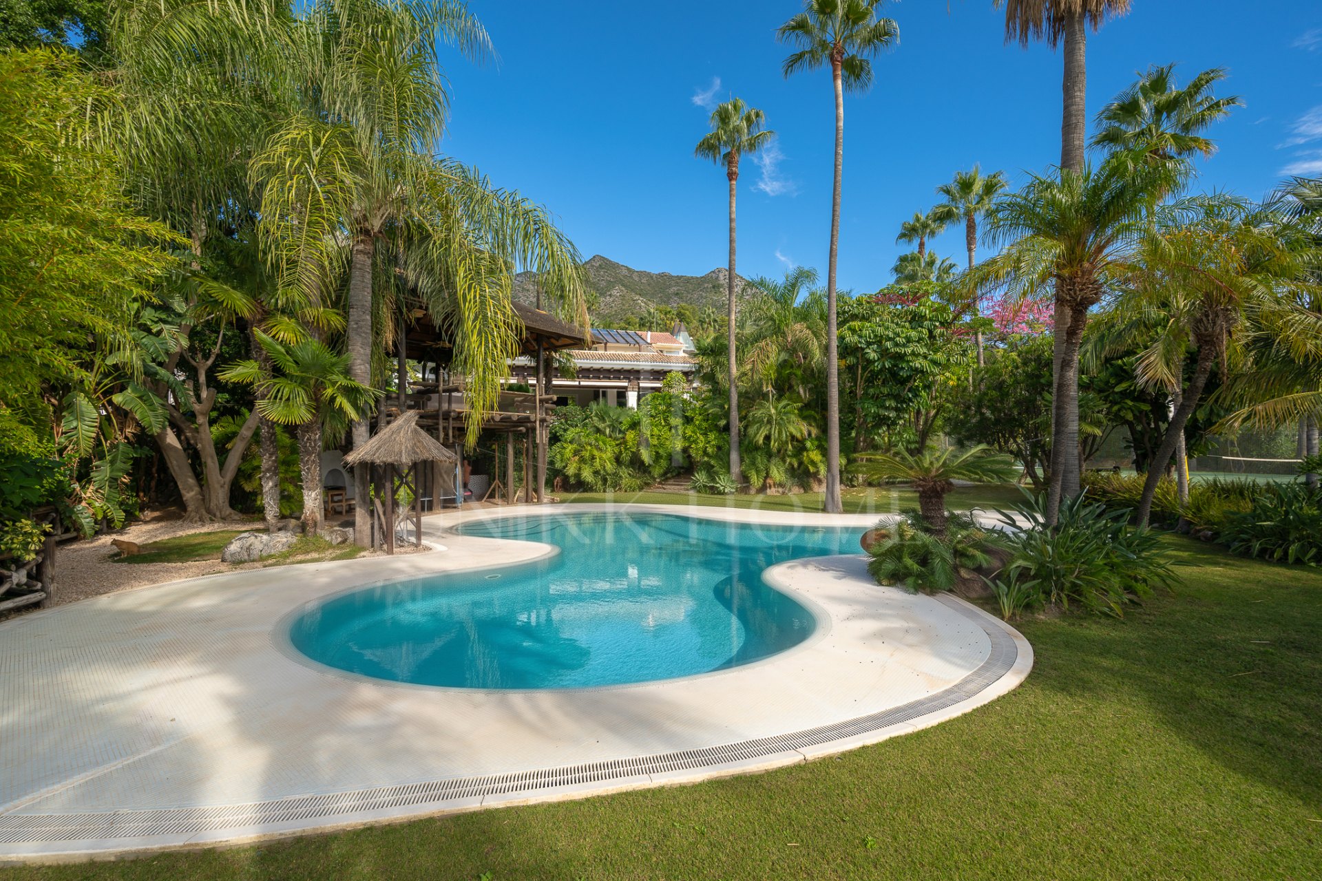 Exclusiva villa mediterránea de lujo en Sierra Blanca con vistas panorámicas al mar y a La Concha
