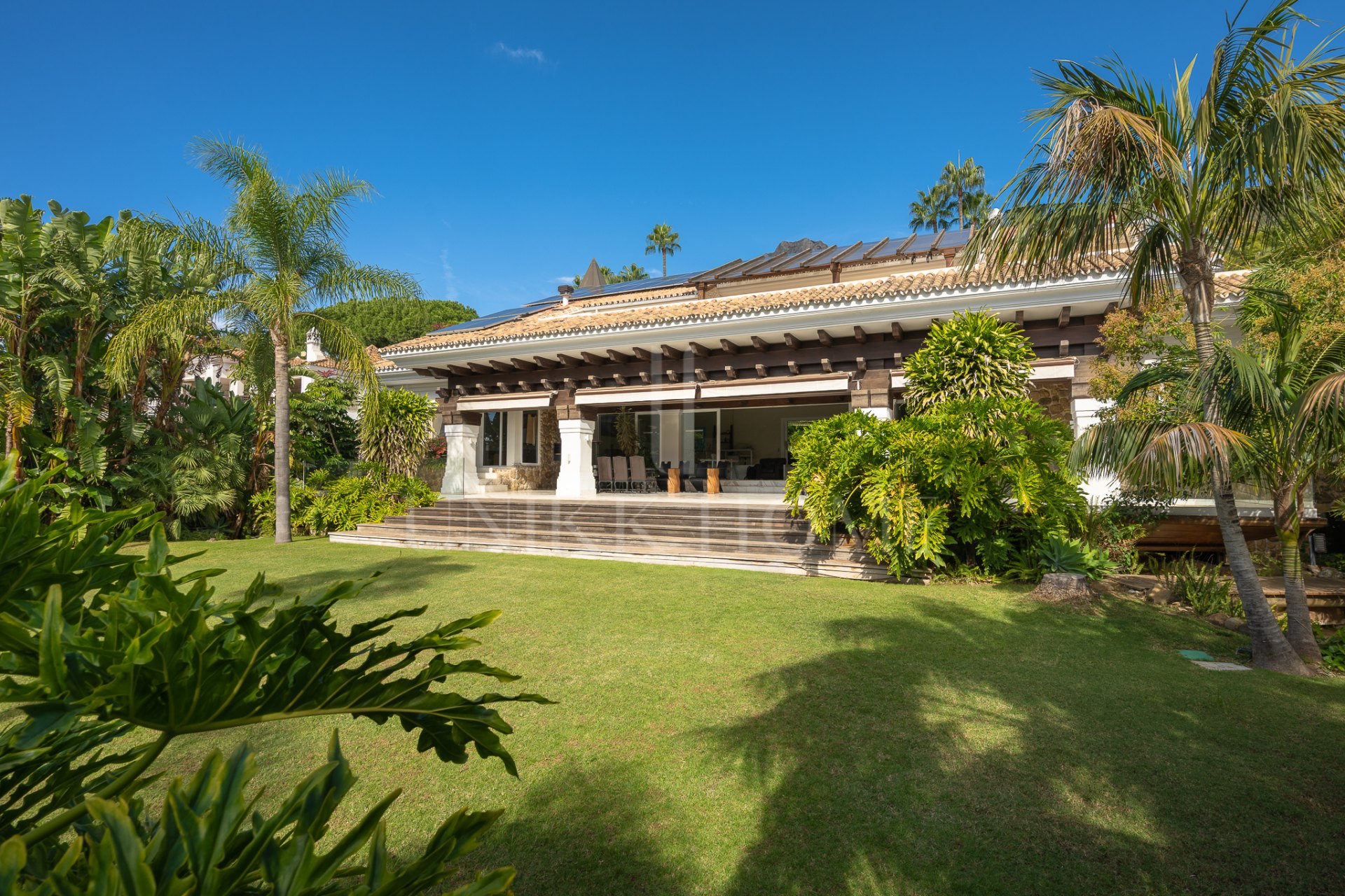 Exclusiva villa mediterránea de lujo en Sierra Blanca con vistas panorámicas al mar y a La Concha